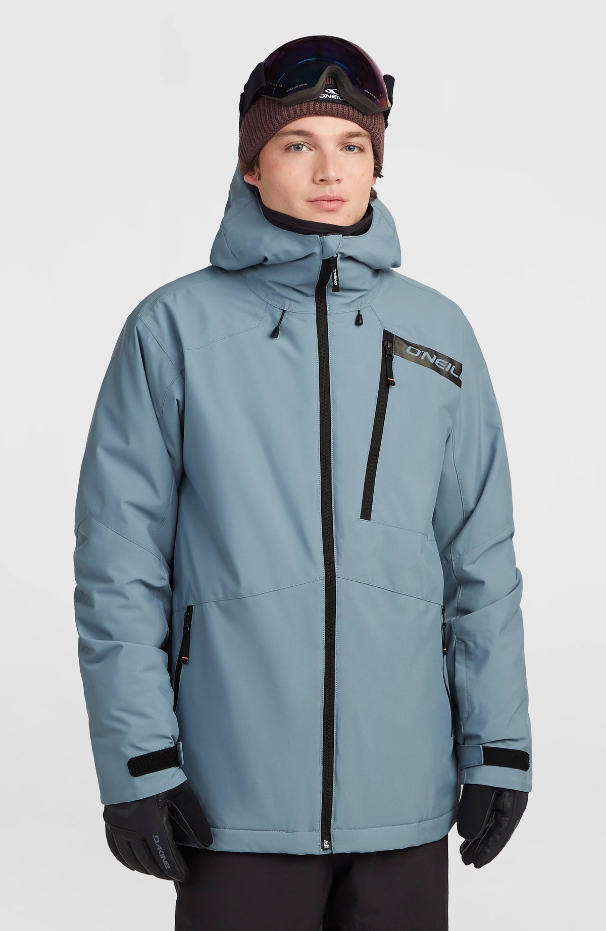 O'Neill FWC'Cruz Skijacke für Herren, blau, am Model von vorne, mit Kapuze und Reißverschlusstaschen