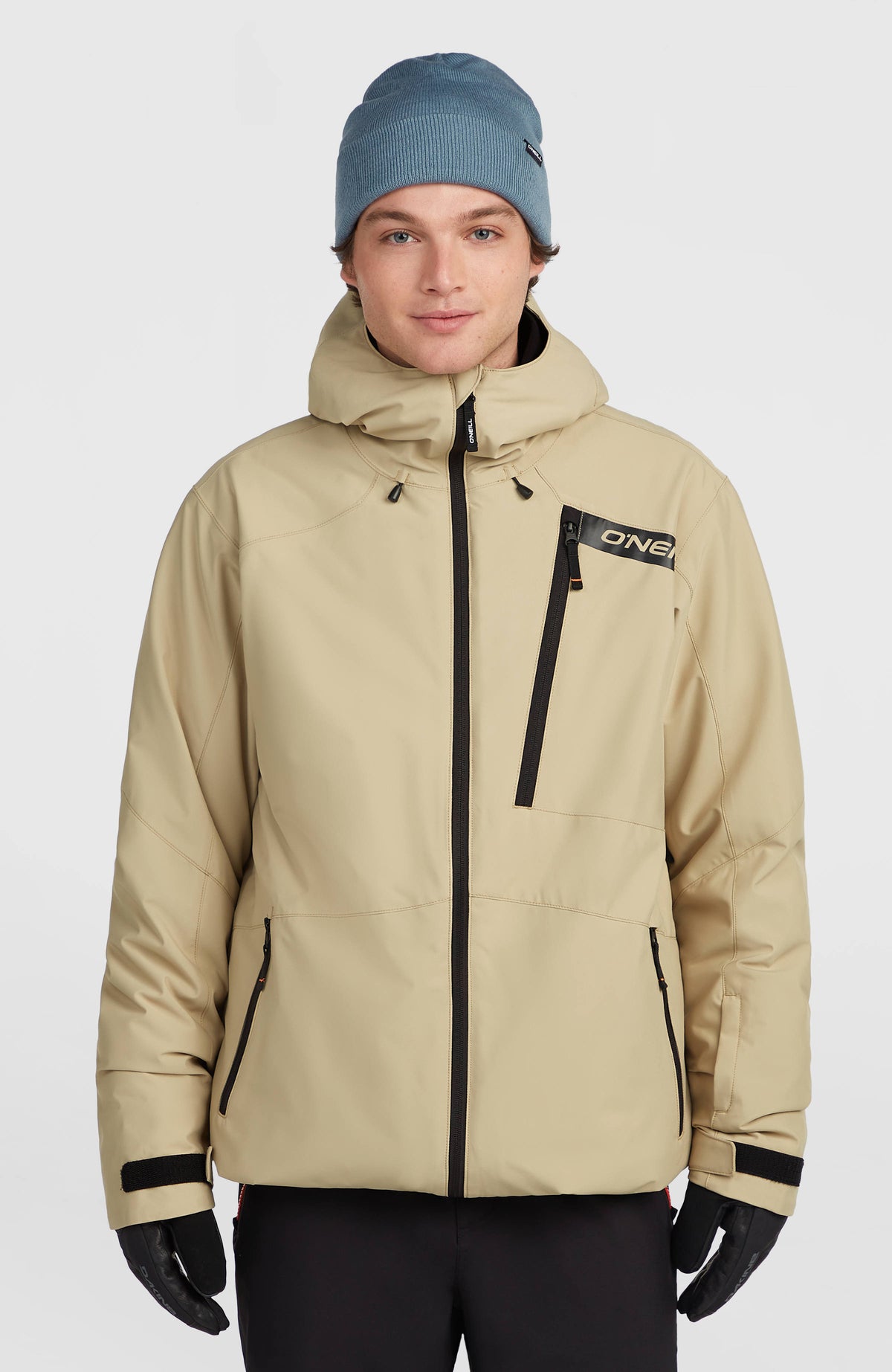 O'Neill FWC'Cruz Skijacke für Herren in Beige, getragen am Model, Vorderansicht mit Reißverschlusstasche