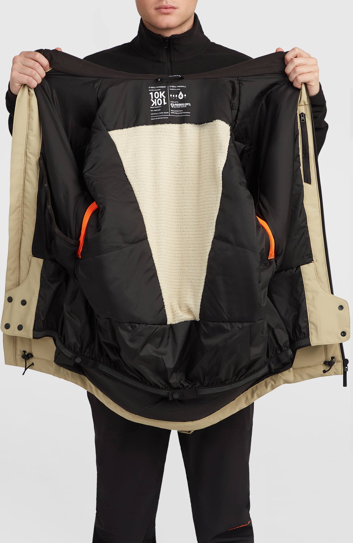 FWC'Cruz Skijacke für Herren in Beige, getragen am Model mit geöffneter Front und Innenfutteransicht