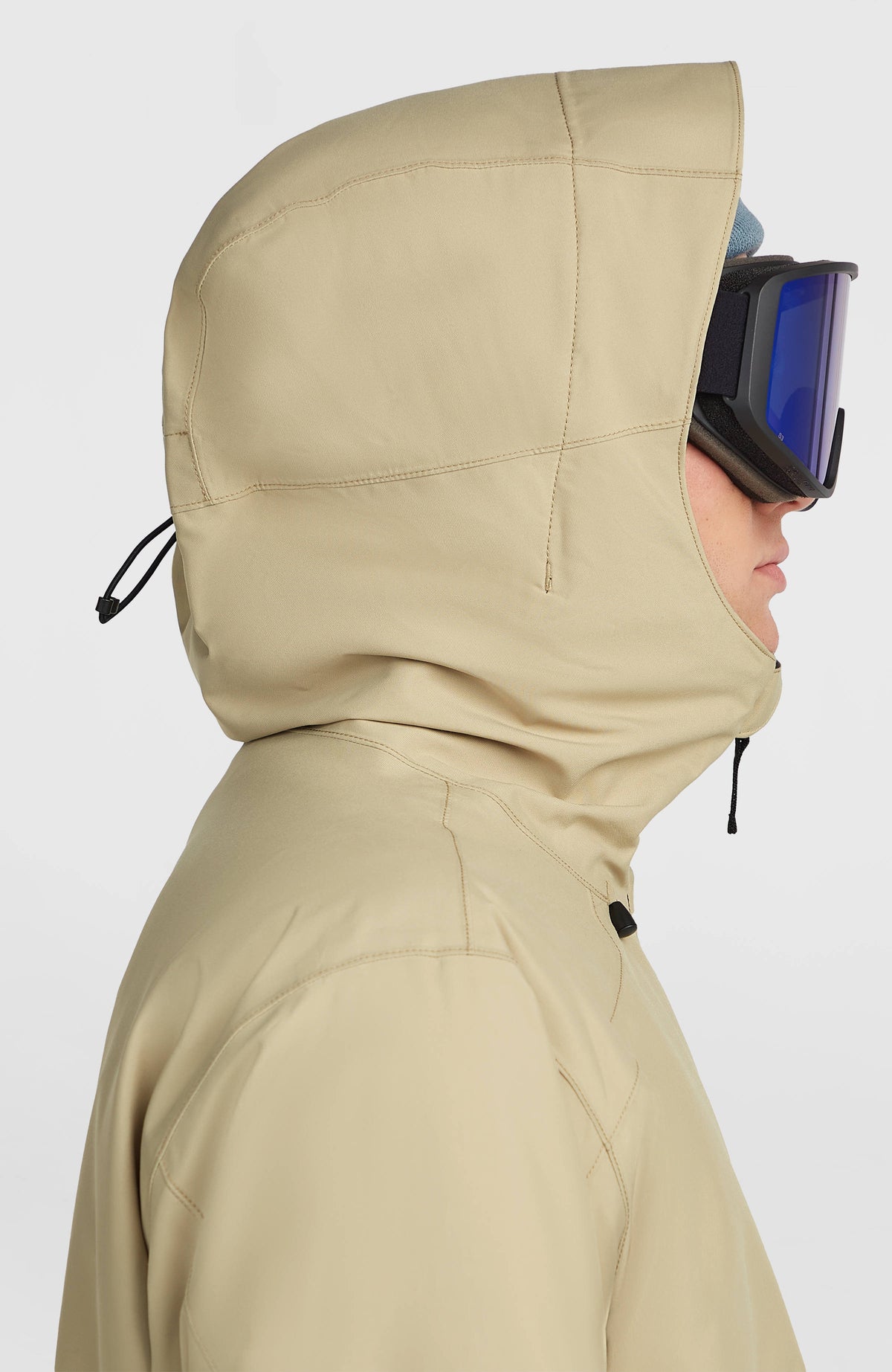 FWC'Cruz Skijacke für Herren, beige, Seitenansicht am Model mit aufgesetzter Kapuze