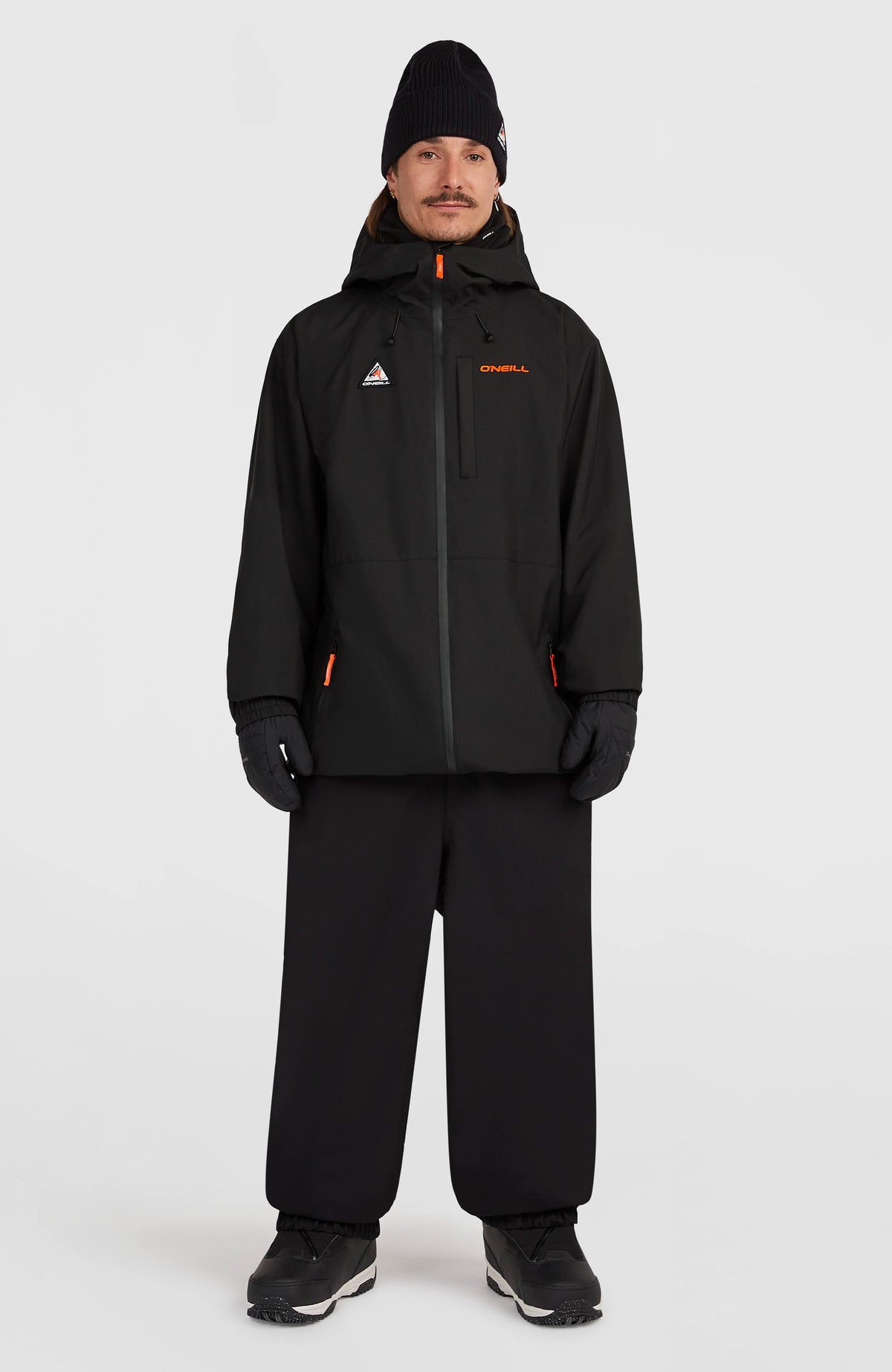 FWC'Play Park Ski- und Snowboardjacke für Herren, schwarz, Ganzkörperansicht von vorne am Model