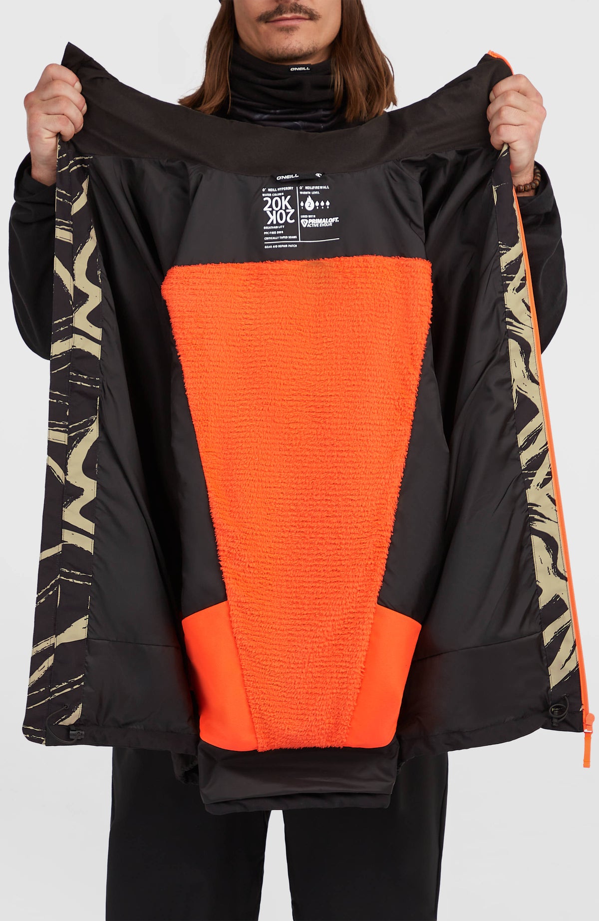 FWC'Play Park Ski- und Snowboardjacke, beige mit Linienmuster in Schwarz, Innenansicht mit orangem Futter am Model
