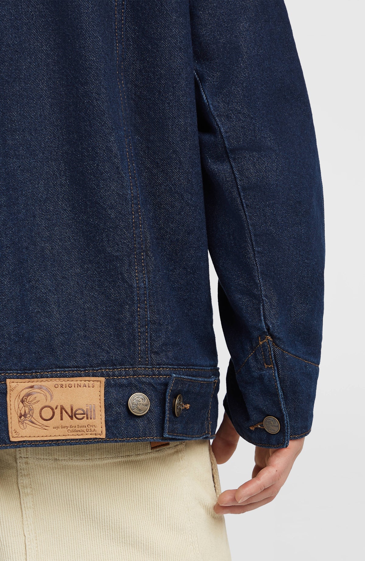 Nahaufnahme von Bund, Ärmelsaum und Logo-Patch der blauen O'Riginals Jeansjacke für Herren