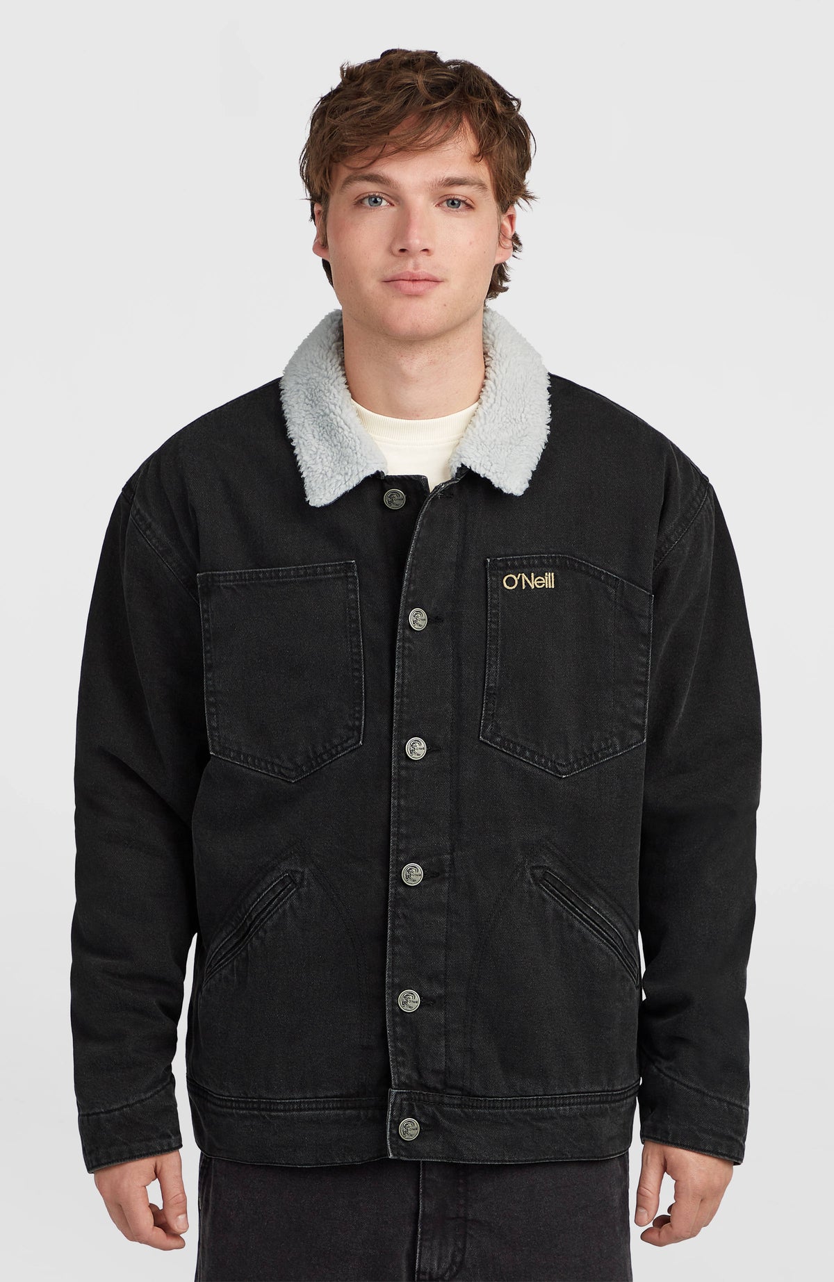 O'Neill O'Riginals Jeansjacke für Herren, schwarz, Vorderansicht am Model mit hellem Kragen und Knopfleiste