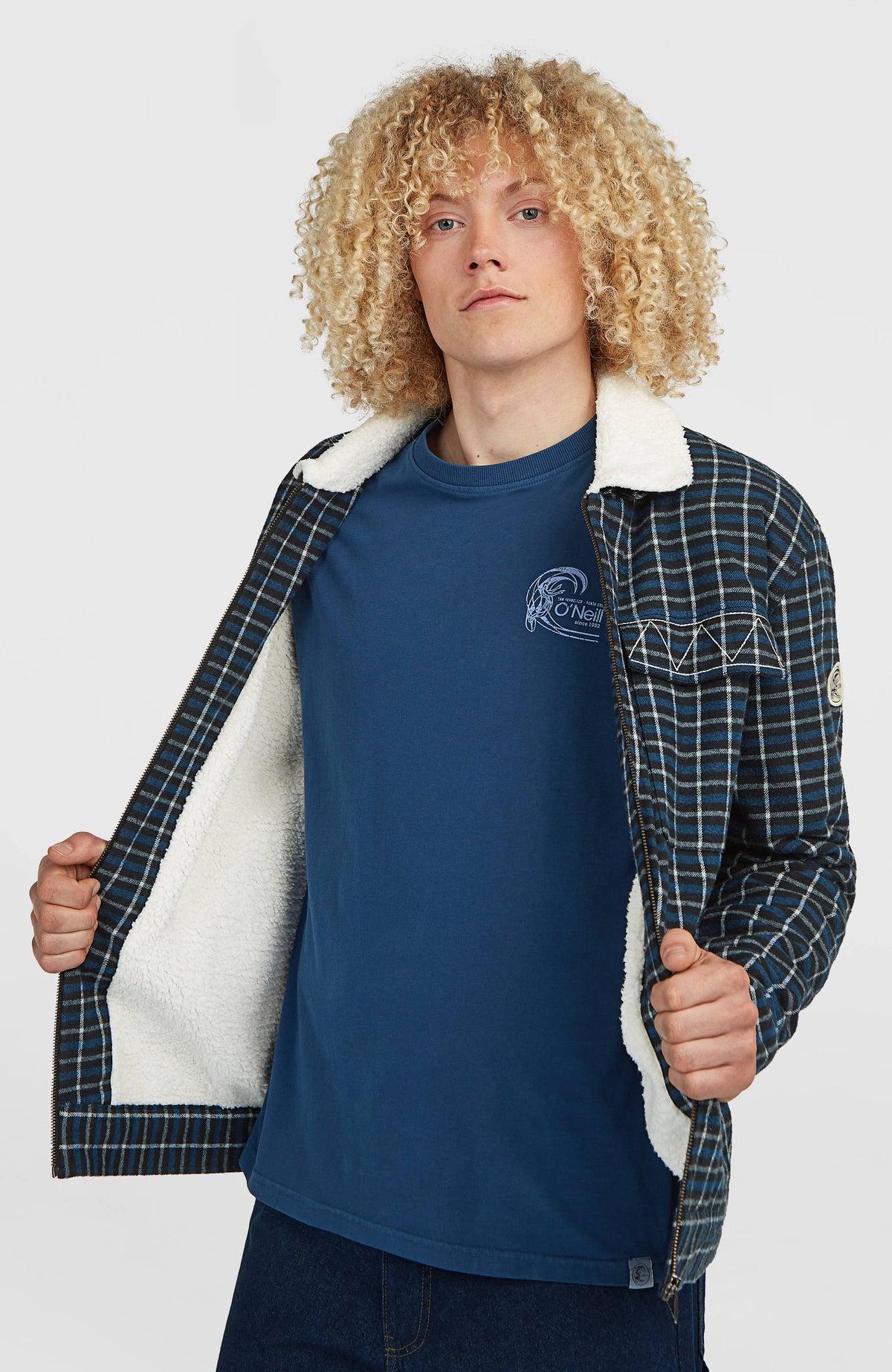 O'RIGINALS FLEECE LINED JACKET Jacke für Herren, blau mit Karomuster, geöffnet am Model mit sichtbarem Innenfutter