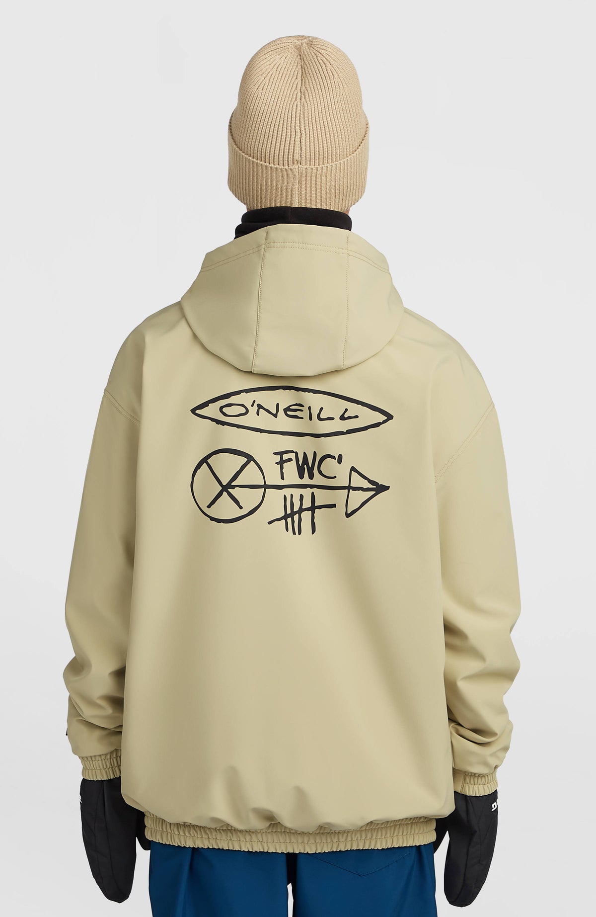 FWC'Play Softshell-Hoodie für Herren, beige mit Logo-Print in Schwarz, Rückansicht am Model mit elastischem Saum