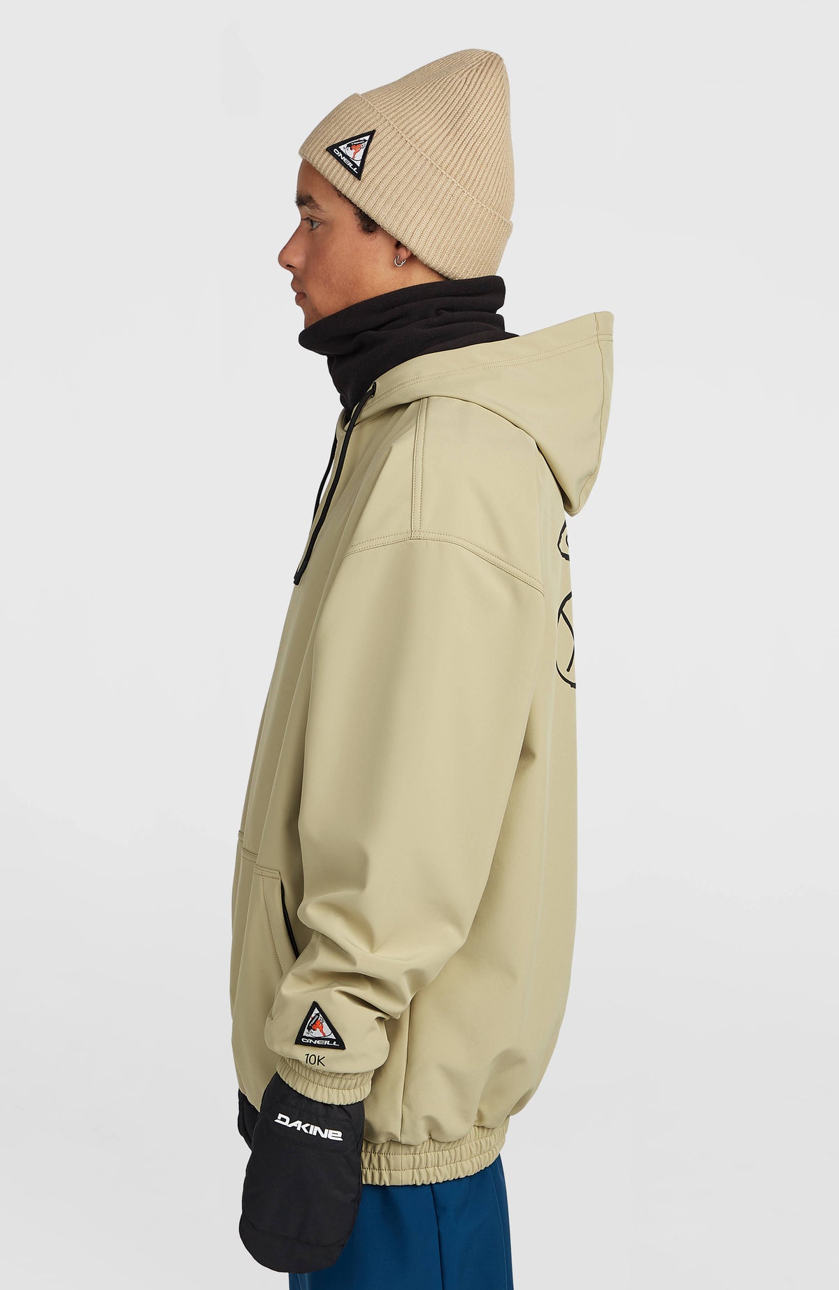 FWC'Play Softshell-Hoodie für Herren, beige mit Logo-Print in Schwarz, Seitenansicht am Model mit Ärmel-Badge
