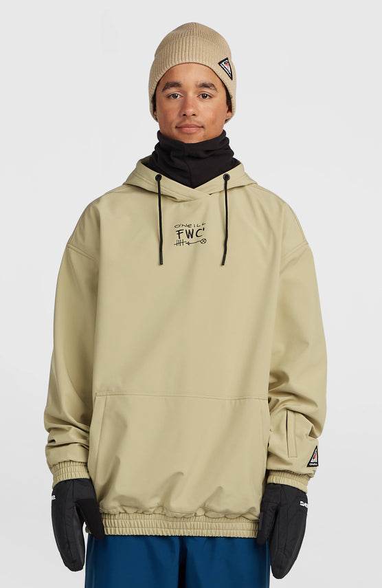 O'Neill FWC'Play Softshell-Hoodie für Herren, beige mit Logo-Print in Schwarz, Vorderansicht mit Kängurutasche am Model