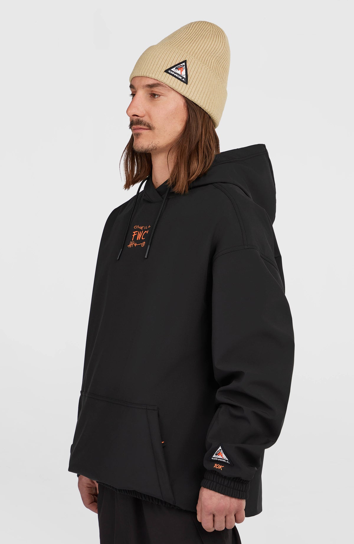FWC'Play Softshell-Hoodie für Herren, schwarz mit Logo-Print in Orange, Halbprofil am Model mit Ärmel-Badge