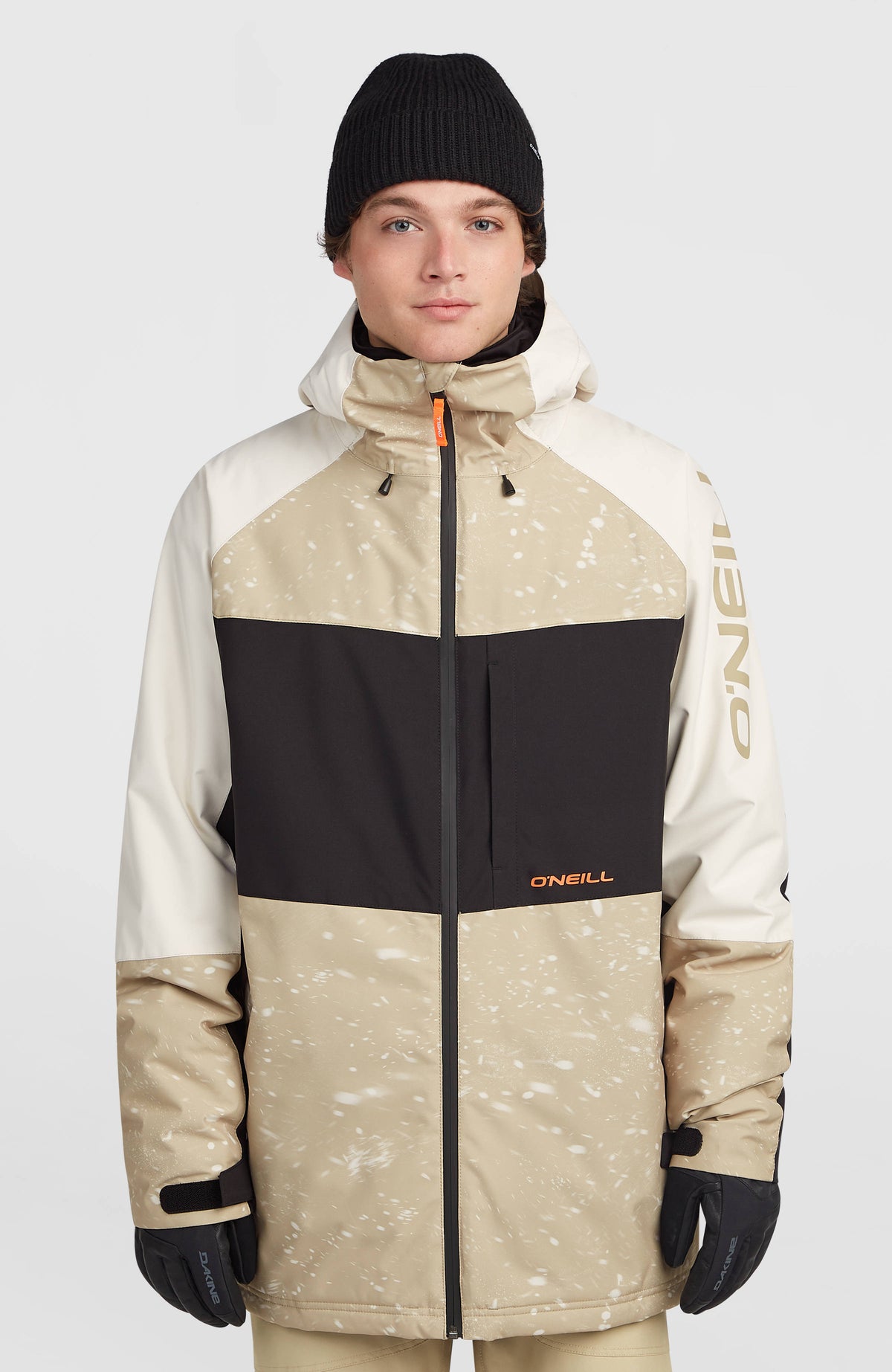 O'Neill FWC'Cruz Mean Machine Skijacke für Herren, beige mit Sprenkelmuster in Weiß, Vorderansicht am Model