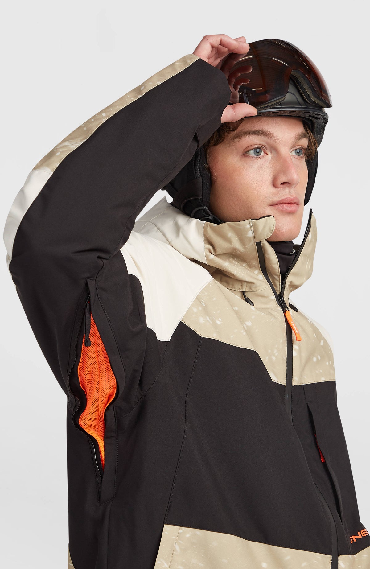 FWC'Cruz Mean Machine Skijacke, beige, am Model, geöffneter Belüftungsreißverschluss mit orangem Mesh