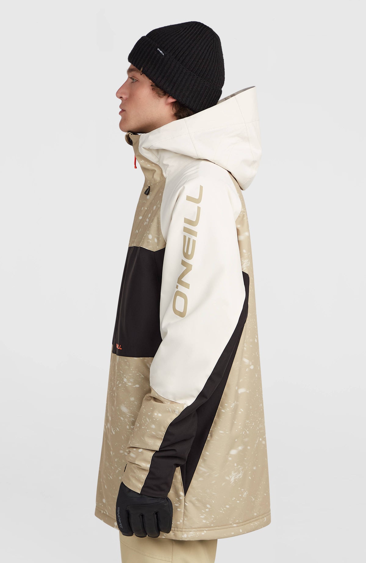 FWC'Cruz Mean Machine Skijacke, beige, Seitenansicht am Model, großer Logo-Schriftzug am Ärmel