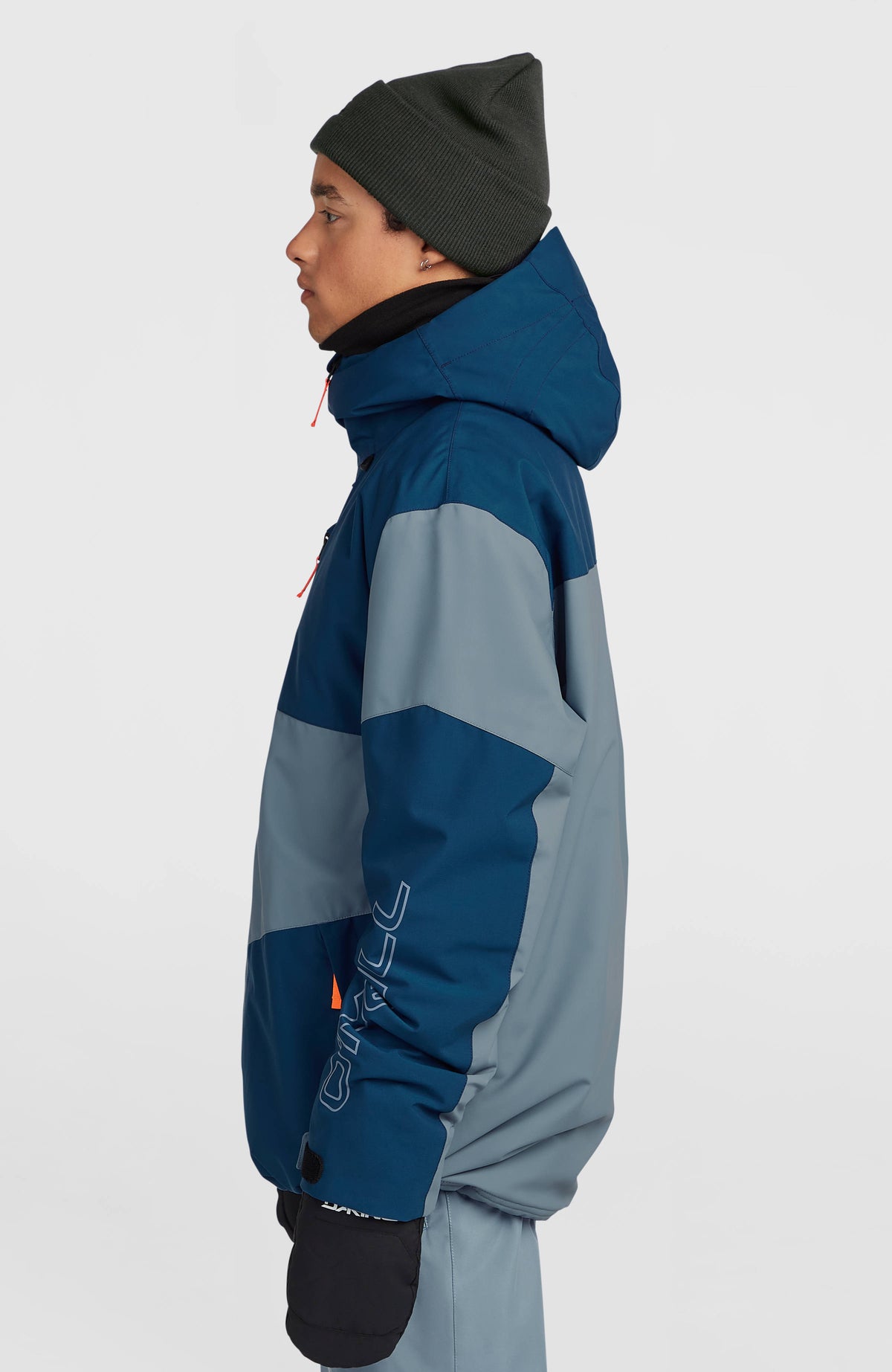 FWC'Cruz Break Point Skijacke für Herren, blau, Seitenansicht am Model mit Logo-Schriftzug am Ärmel