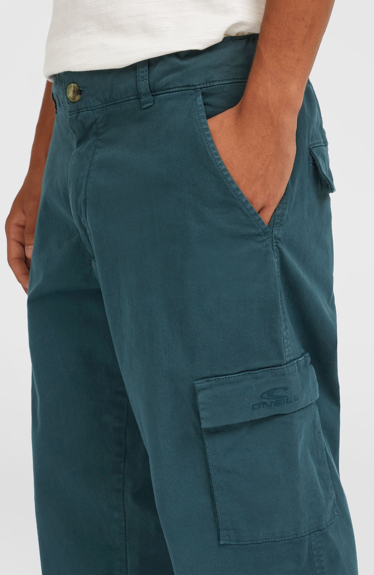 Nahaufnahme der blauen Essentials Cargohose für Herren am Model, seitliche Eingrifftasche und Klappentasche