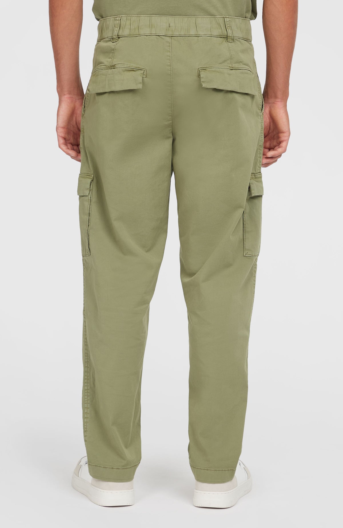 Essentials Cargohose für Herren, grün, Rückansicht am Model, elastischer Bund und Gesäßtaschen mit Klappen