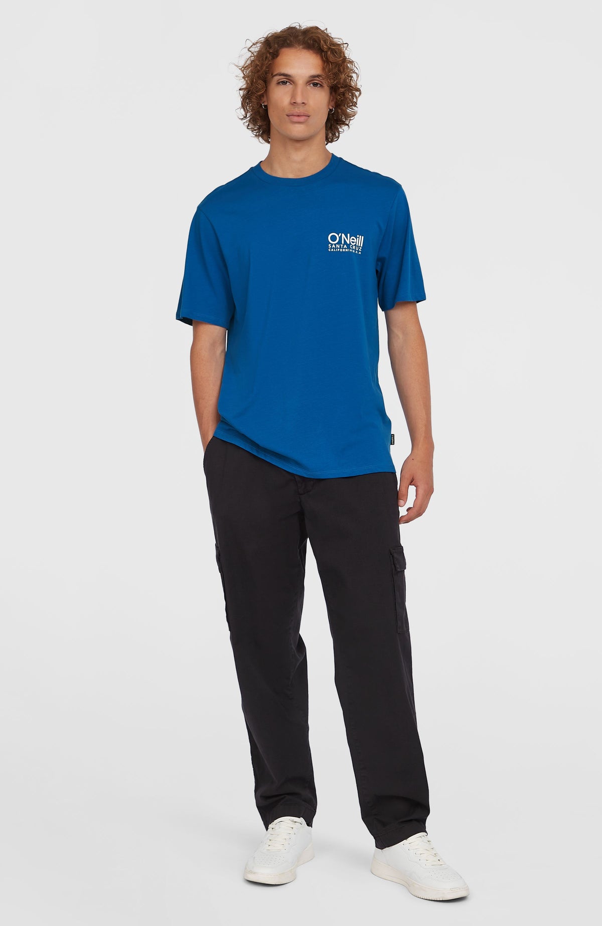 O'Neill Essentials Cargohose für Herren, schwarz, getragen am Model in Ganzkörperansicht von vorne