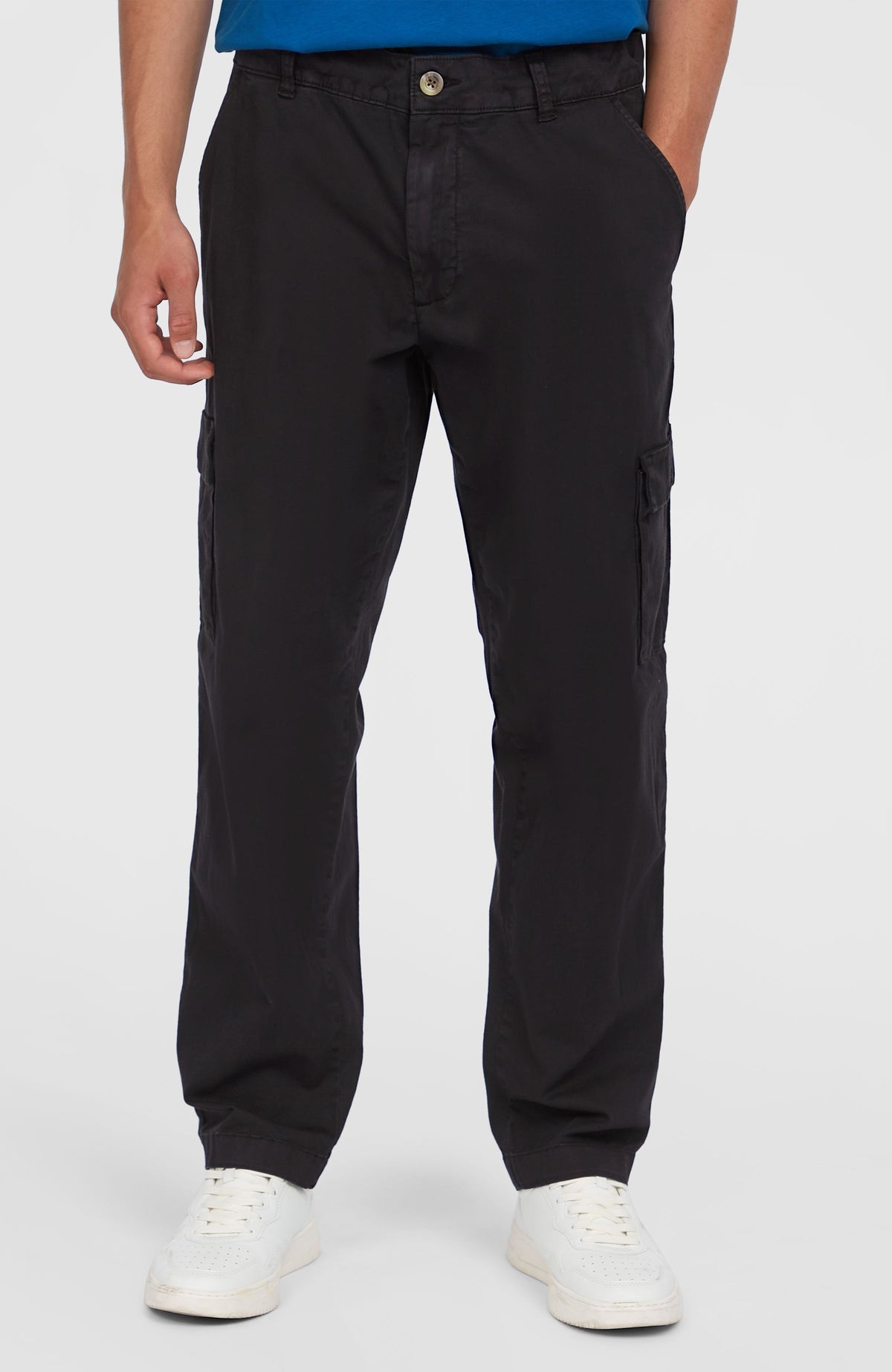Essentials Cargohose für Herren, schwarz, Vorderansicht am Model mit Knopfverschluss und Gürtelschlaufen