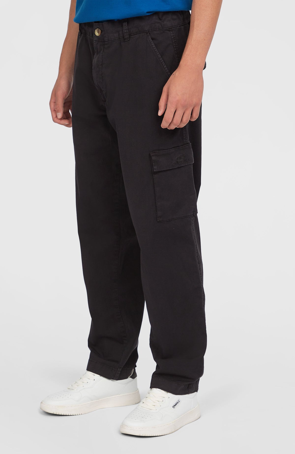 Essentials Cargohose für Herren, schwarz, Seitenansicht am Model mit aufgesetzter seitlicher Cargotasche