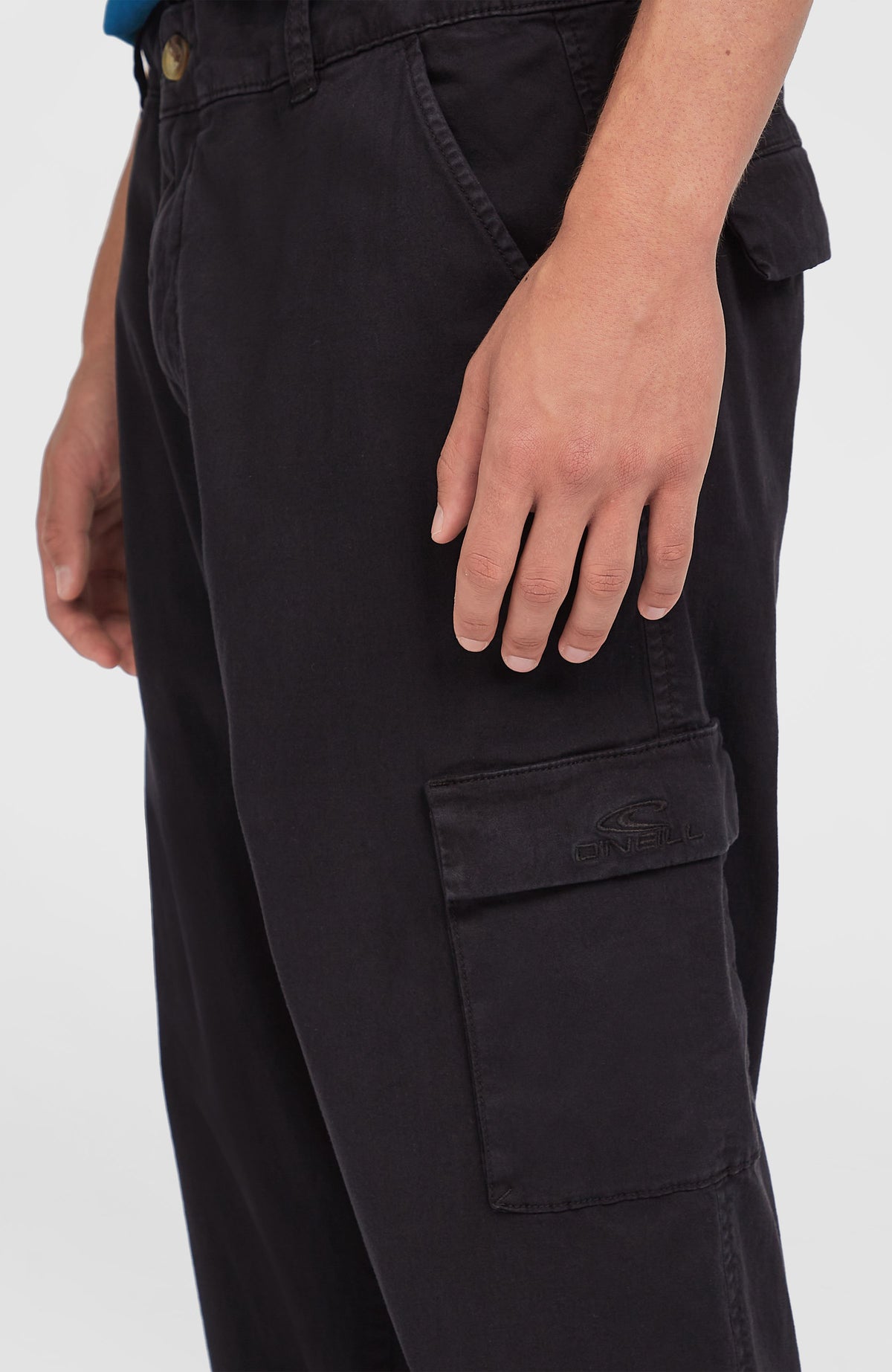 Nahaufnahme der schwarzen Essentials Cargohose für Herren, Detail der Cargotasche mit Logo-Stickerei