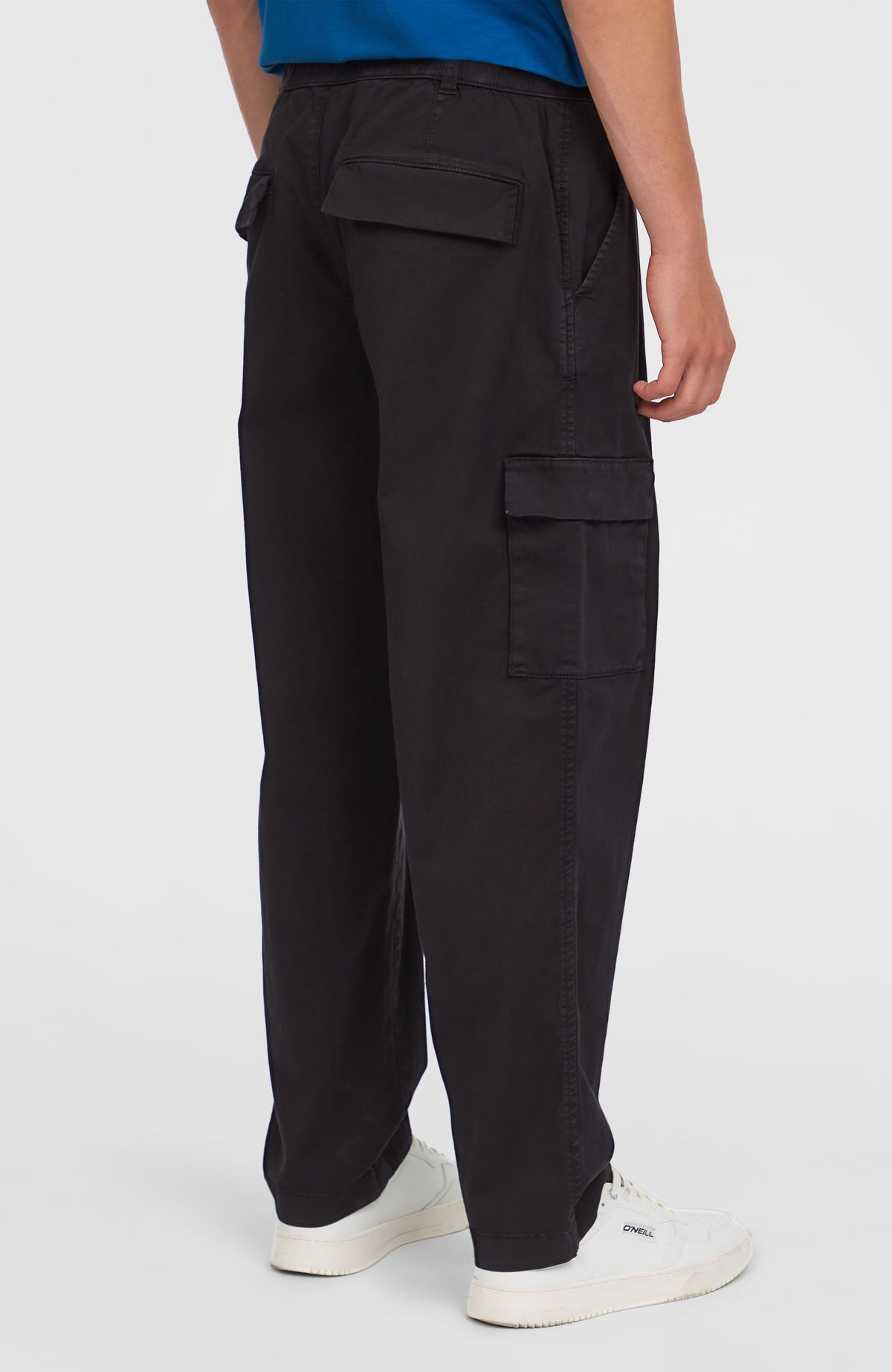 Essentials Cargohose für Herren, schwarz, Rückansicht am Model mit elastischem Bund und Pattentaschen