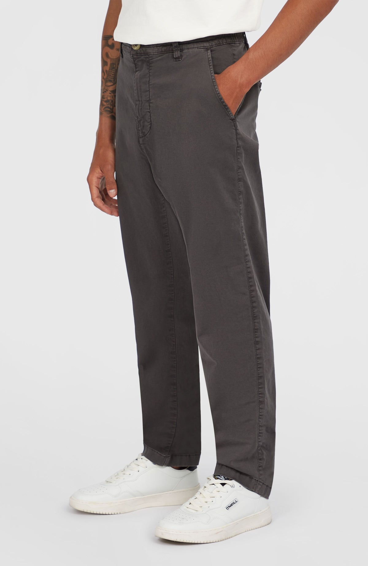 Essentials Chino-Hose für Herren, grau, Halbprofilansicht am Model mit seitlicher Eingrifftasche