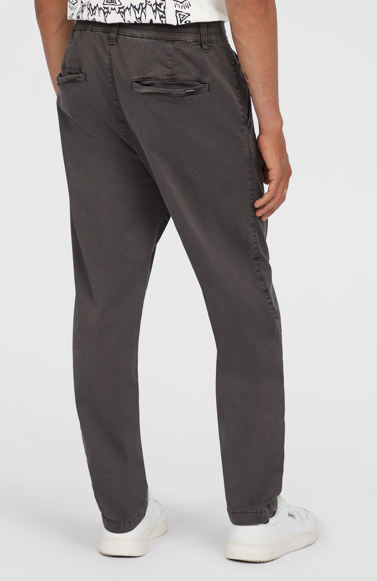 Essentials Chino-Hose für Herren, grau, Rückansicht am Model mit Gesäßtaschen und Logo-Label