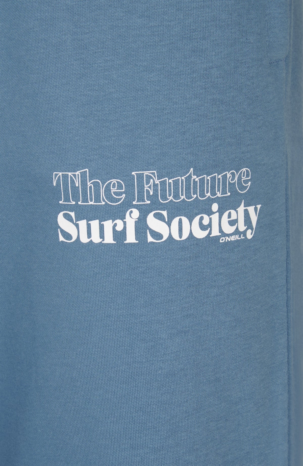 Nahaufnahme des weißen Logo-Prints auf dem Hosenbein der blauen Future Surf Society Jogginghose