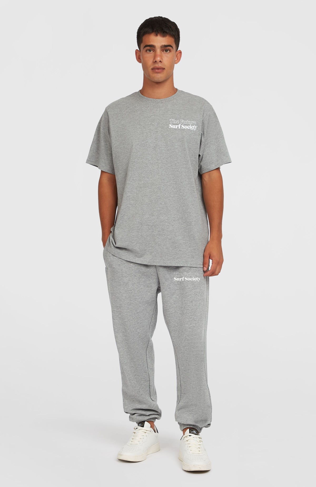 O'Neill Future Surf Society Jogginghose für Herren, grau mit Logo-Print in Weiß, Frontalansicht getragen am Model