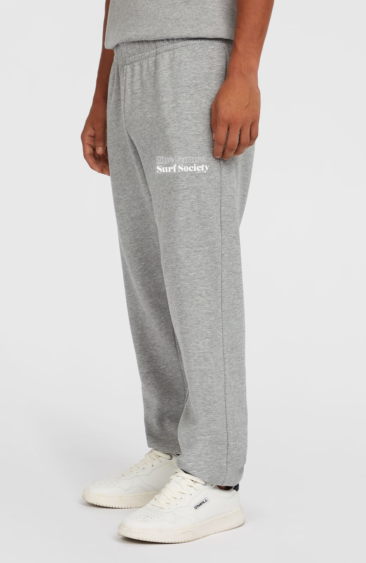Future Surf Society Jogginghose für Herren, grau mit Logo-Print in Weiß, leicht gedrehte Ansicht am Model