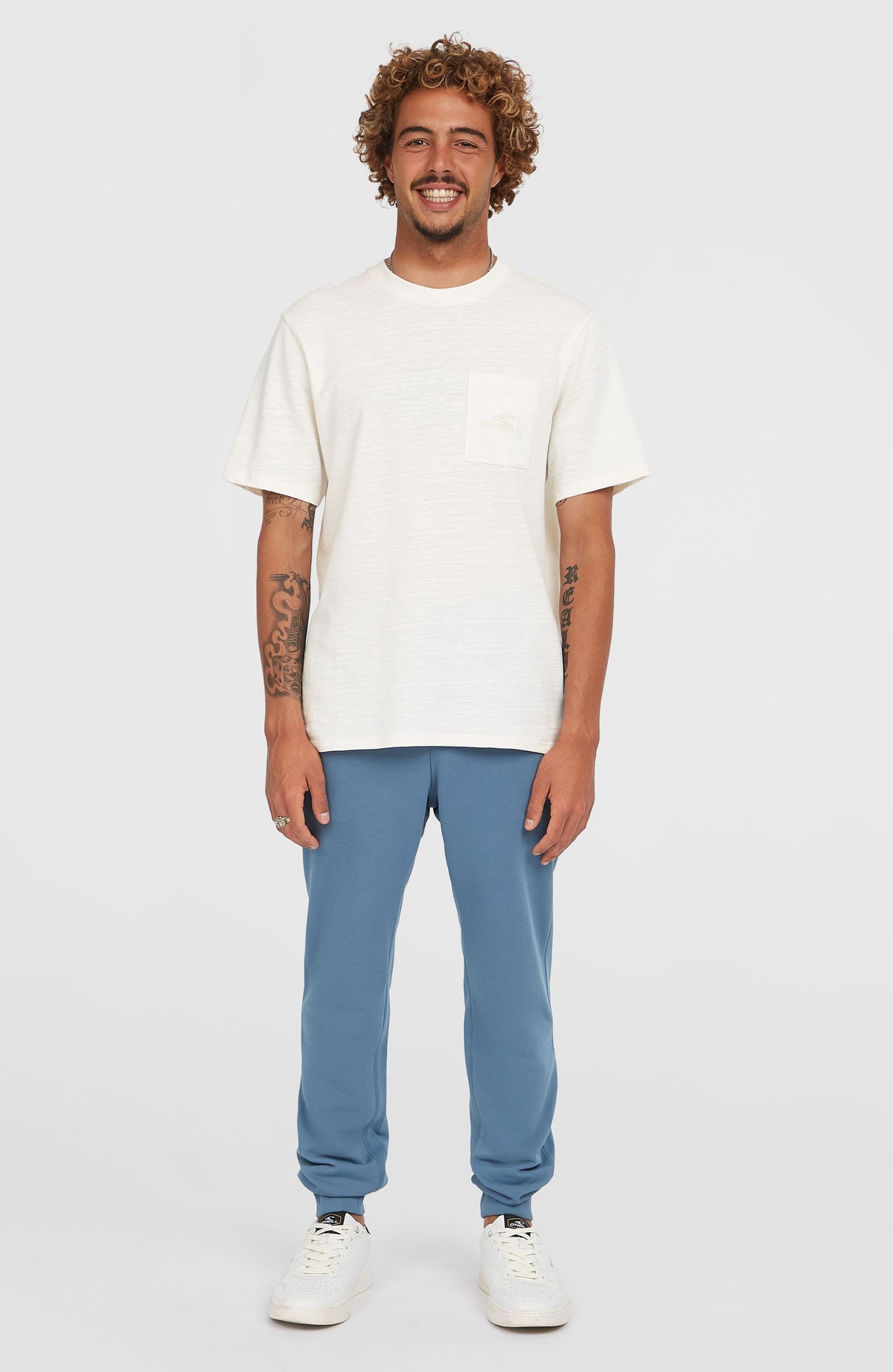 O'Neill Small Logo Jogginghose für Herren in Blau, getragen am Model, Vorderansicht in voller Länge