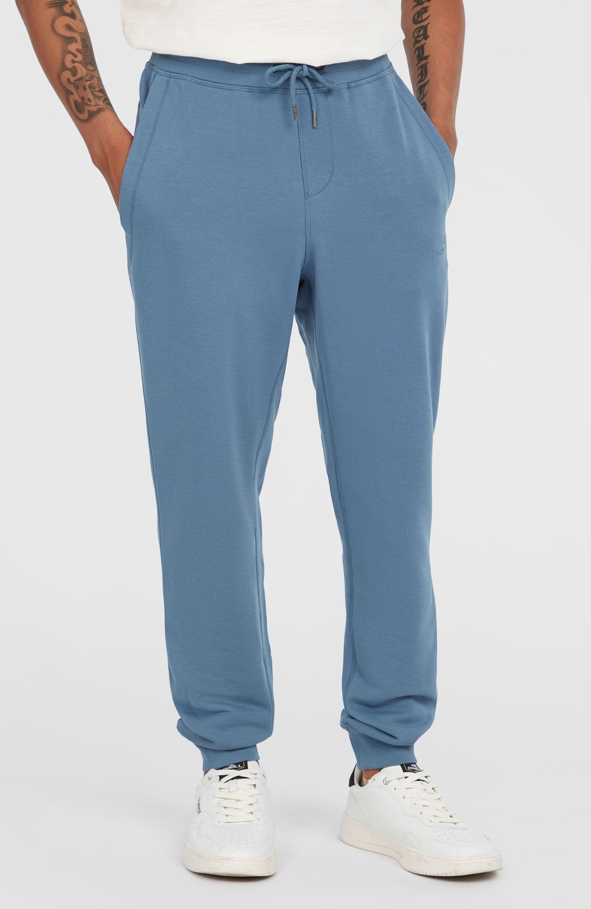 Small Logo Jogginghose für Herren in Blau, Frontalansicht am Model mit elastischem Bund und Kordelzug