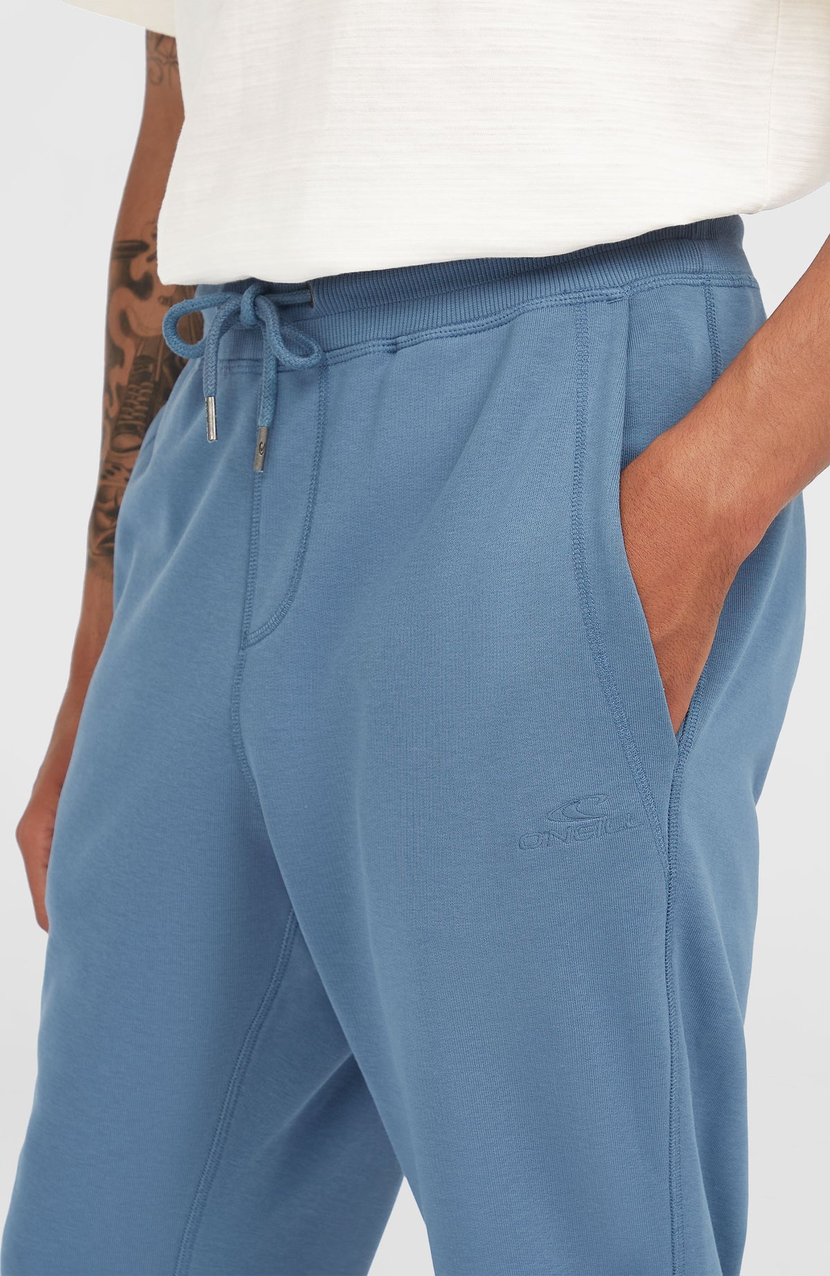 Nahaufnahme von Bund, Kordelzug und seitlicher Eingrifftasche der blauen Small Logo Jogginghose