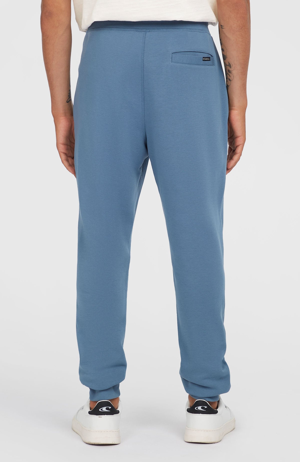 Small Logo Jogginghose für Herren in Blau, getragen am Model, Rückansicht mit Paspel-Gesäßtasche
