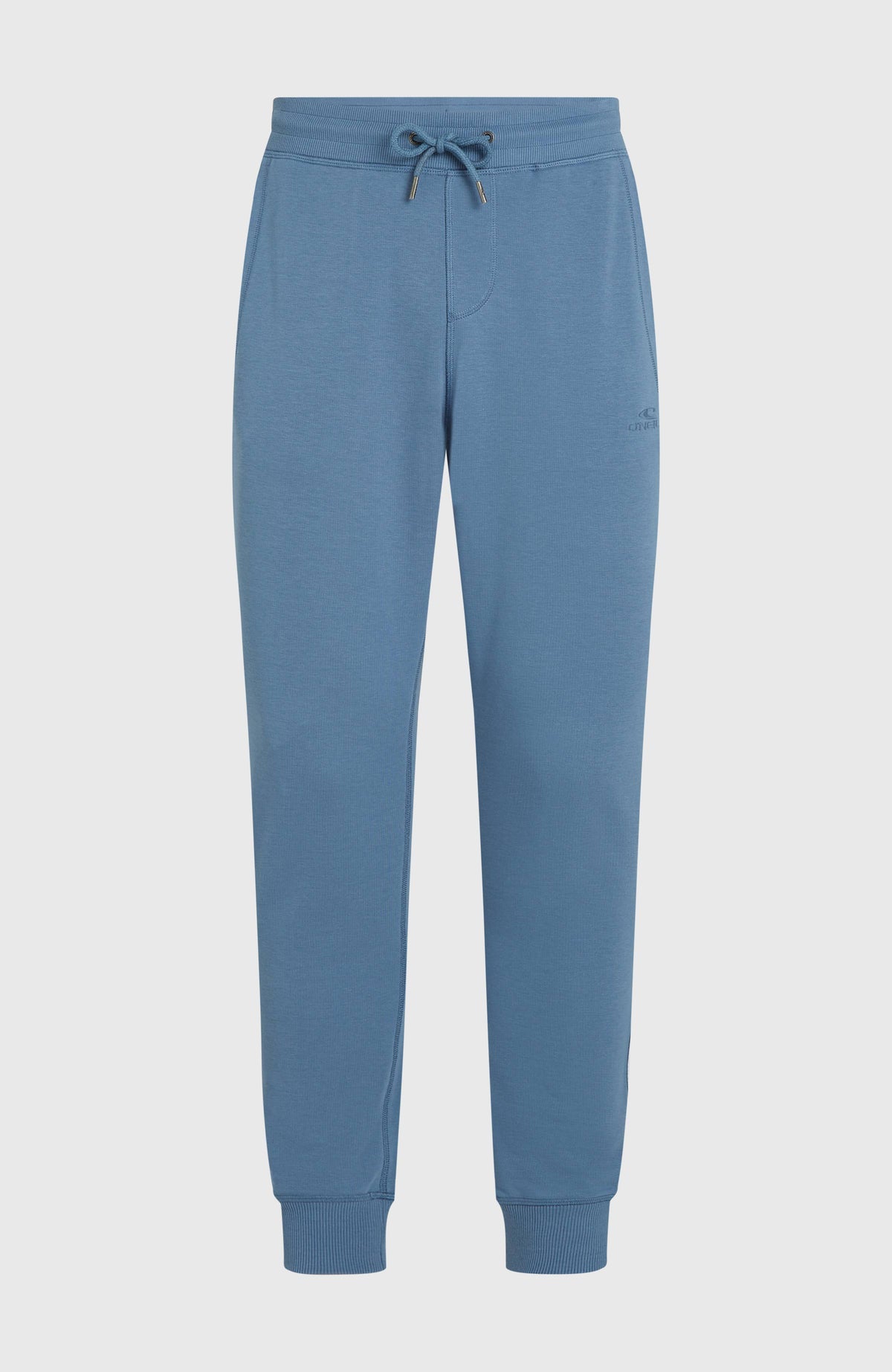 Small Logo Jogginghose für Herren in Blau, freigestellt von vorne mit Tunnelzugbund und Rippbündchen