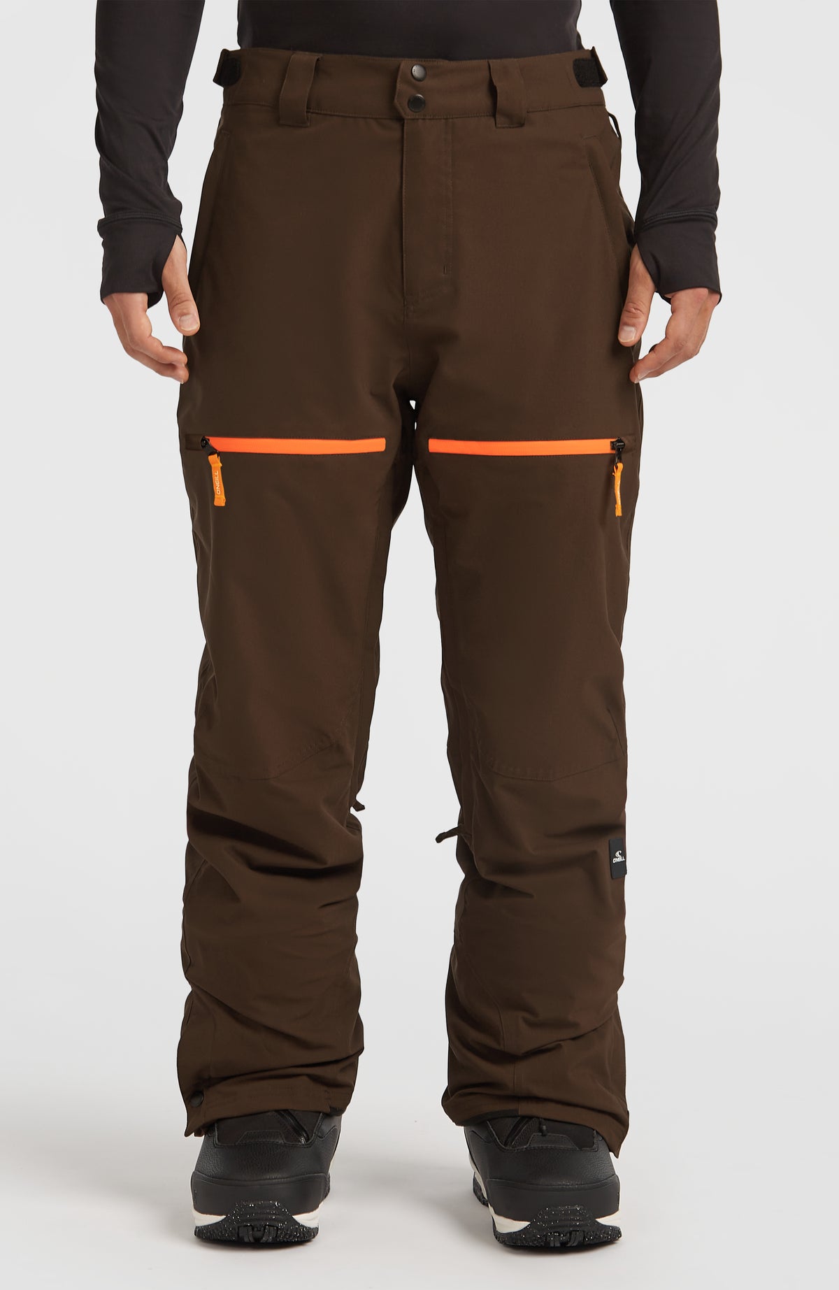 O'Neill FWC'Peak Fire Skihose für Herren, braun, Vorderansicht am Model mit orangefarbenen Reißverschlüssen