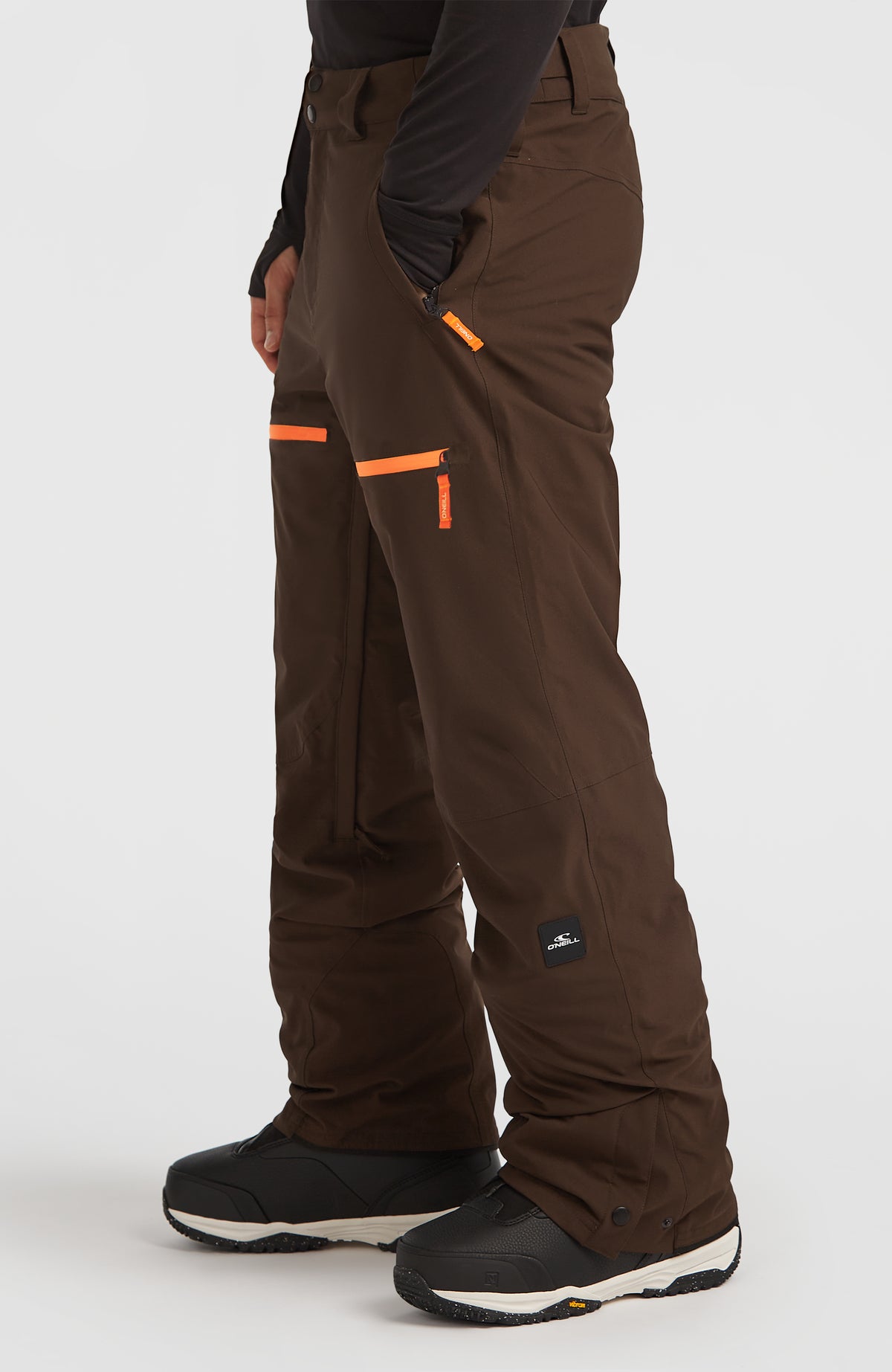 FWC'Peak Fire Skihose für Herren, braun, Dreiviertelansicht am Model mit seitlichem Logo-Patch