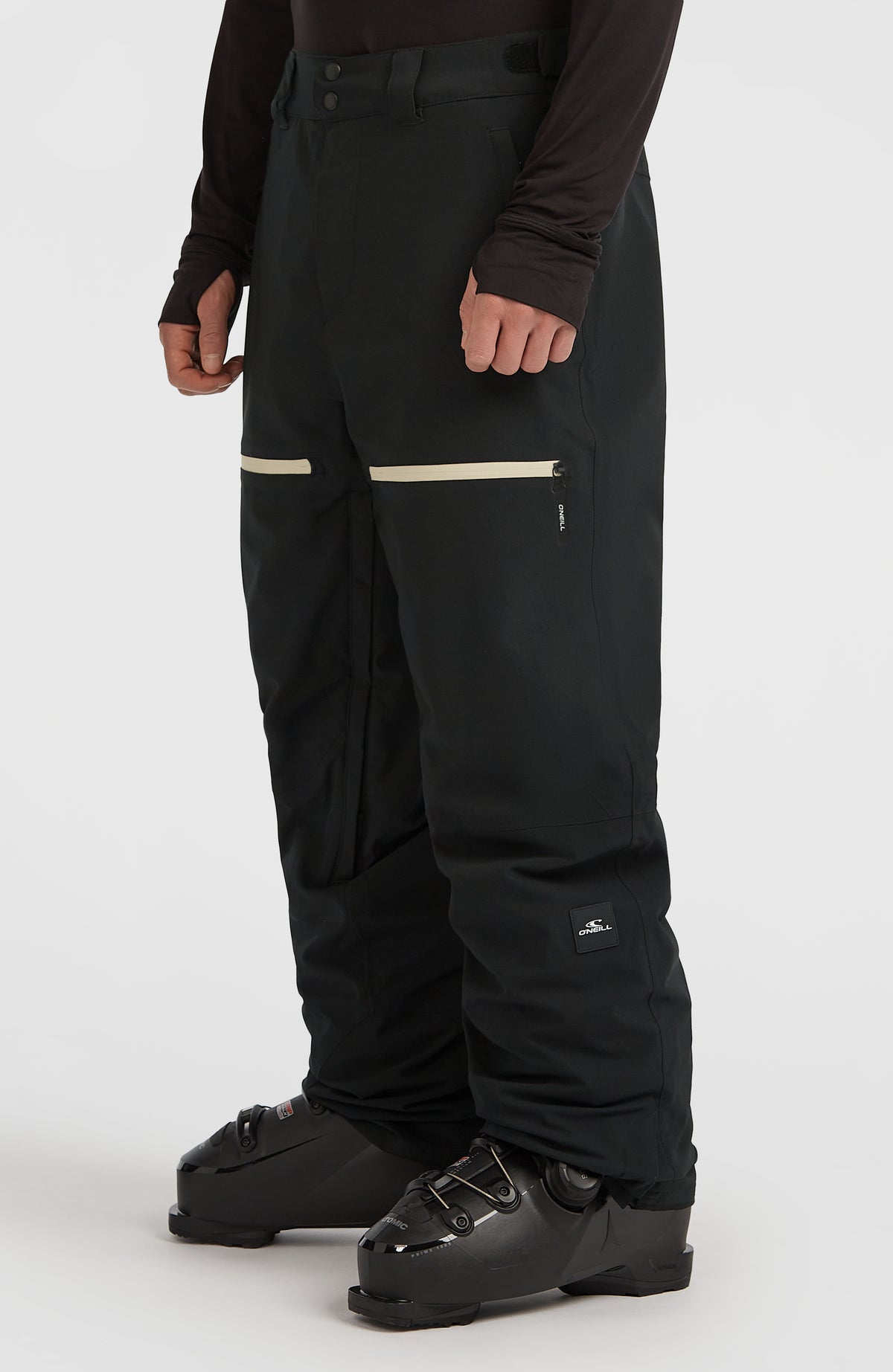 FWC'Peak Fire Skihose für Herren, schwarz, Seitenansicht am Model mit Logo-Patch am Hosenbein
