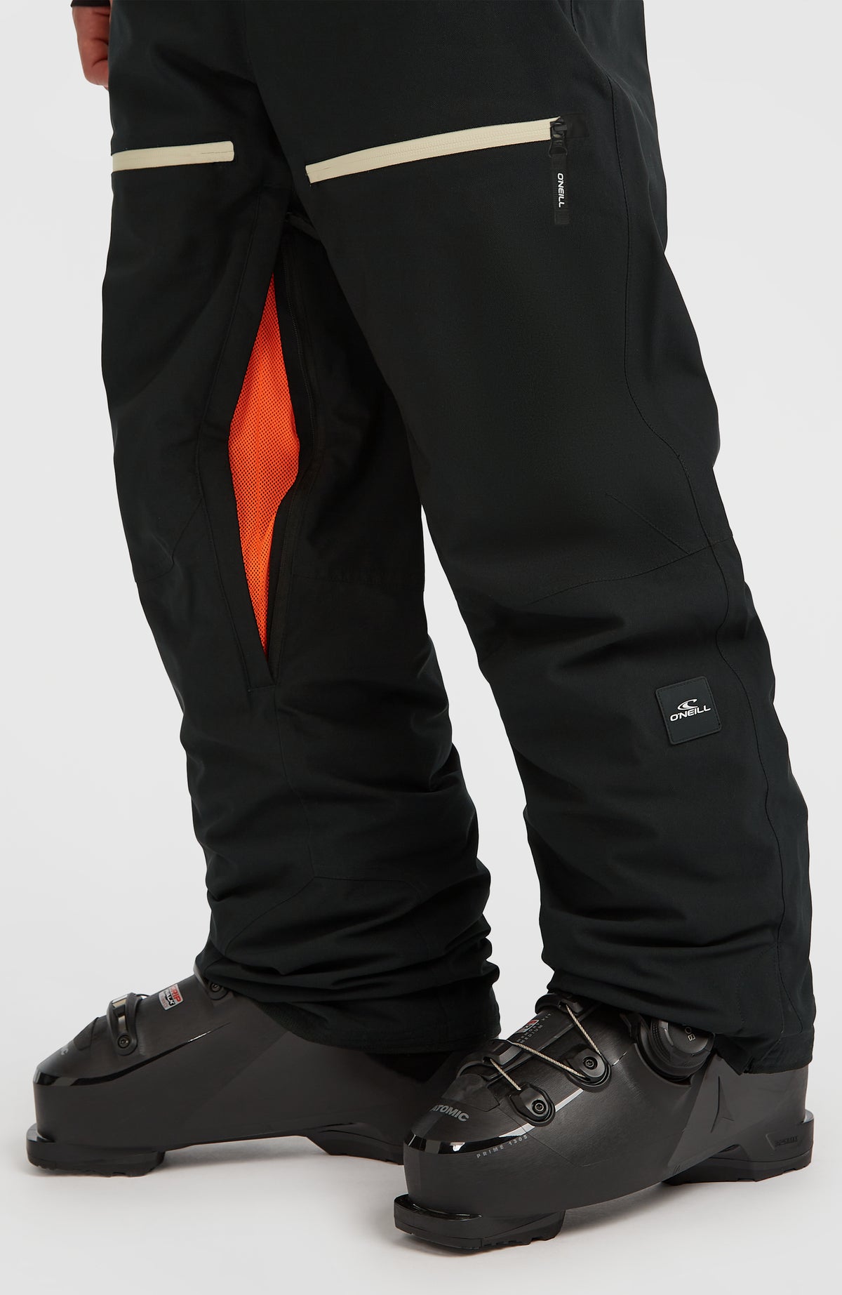FWC'Peak Fire Skihose für Herren, schwarz, Nahaufnahme mit geöffnetem Belüftungsreißverschluss