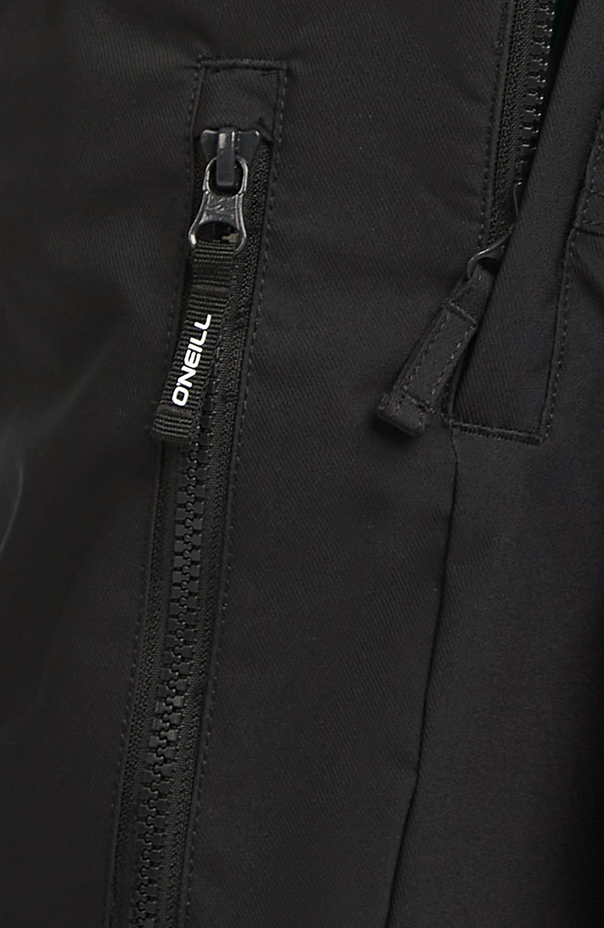 Nahaufnahme des Reißverschlusses mit Logo-Schieber der schwarzen FWC'Peak Bib Skihose