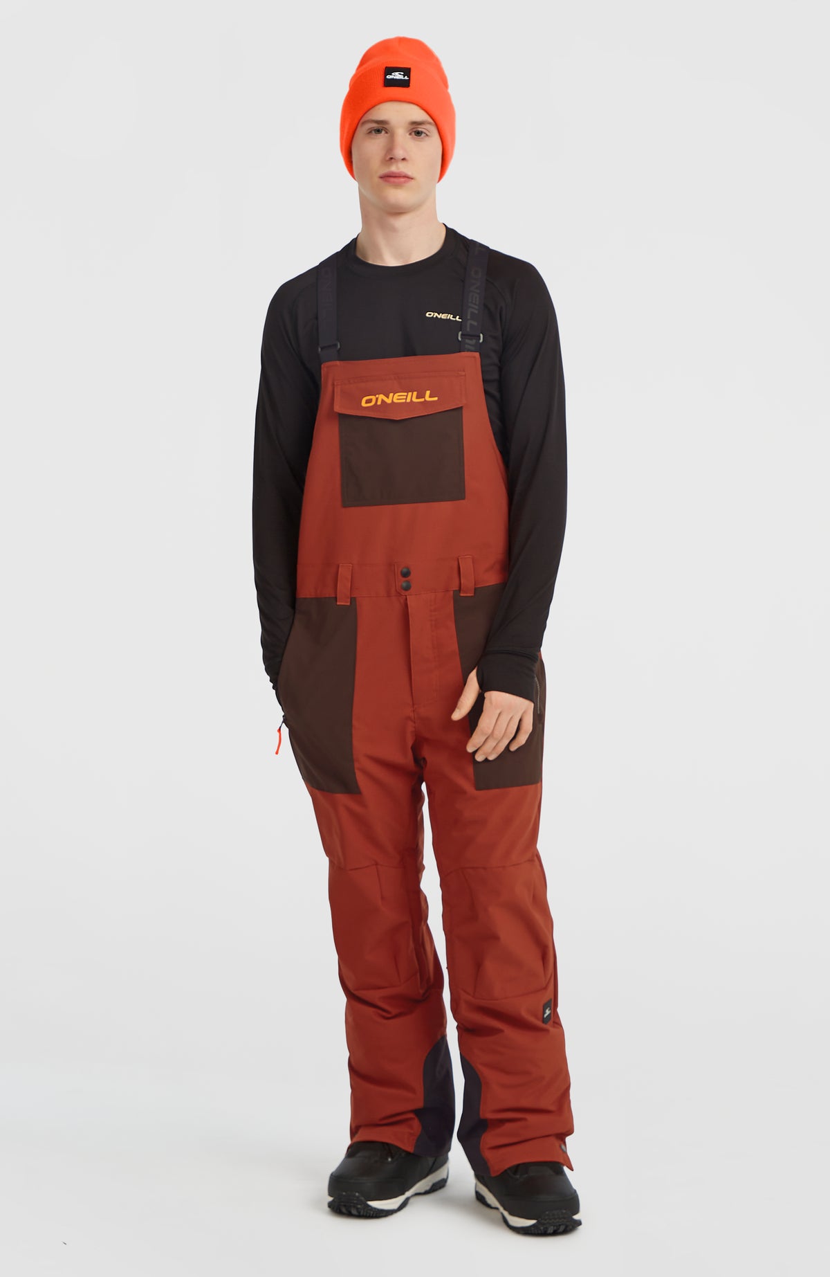 O'Neill FWC'Peak Bib Skihose für Herren, orange, Vorderansicht am Model mit Latz und Trägern