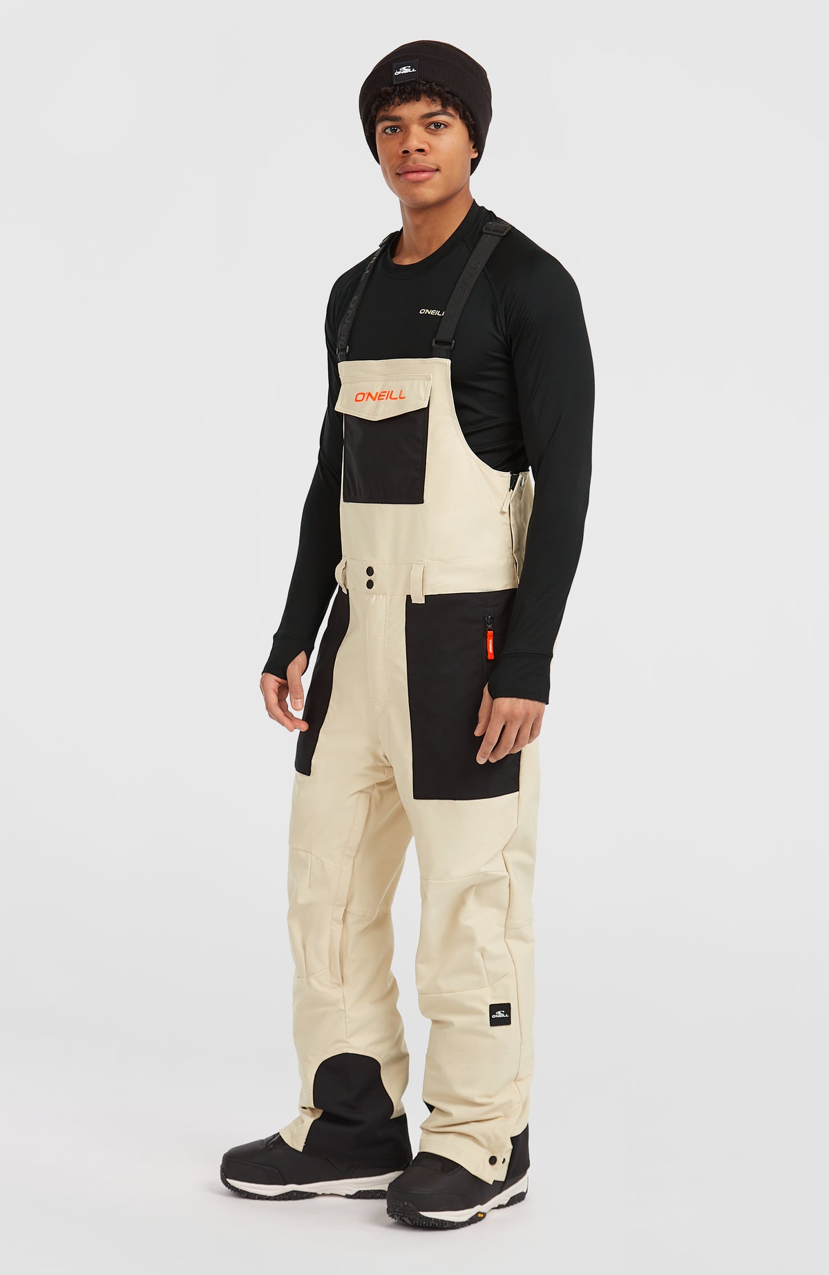FWC'Peak Bib Skihose für Herren, beige, seitliche Ansicht am Model mit elastischen Trägern und Kontrastelementen