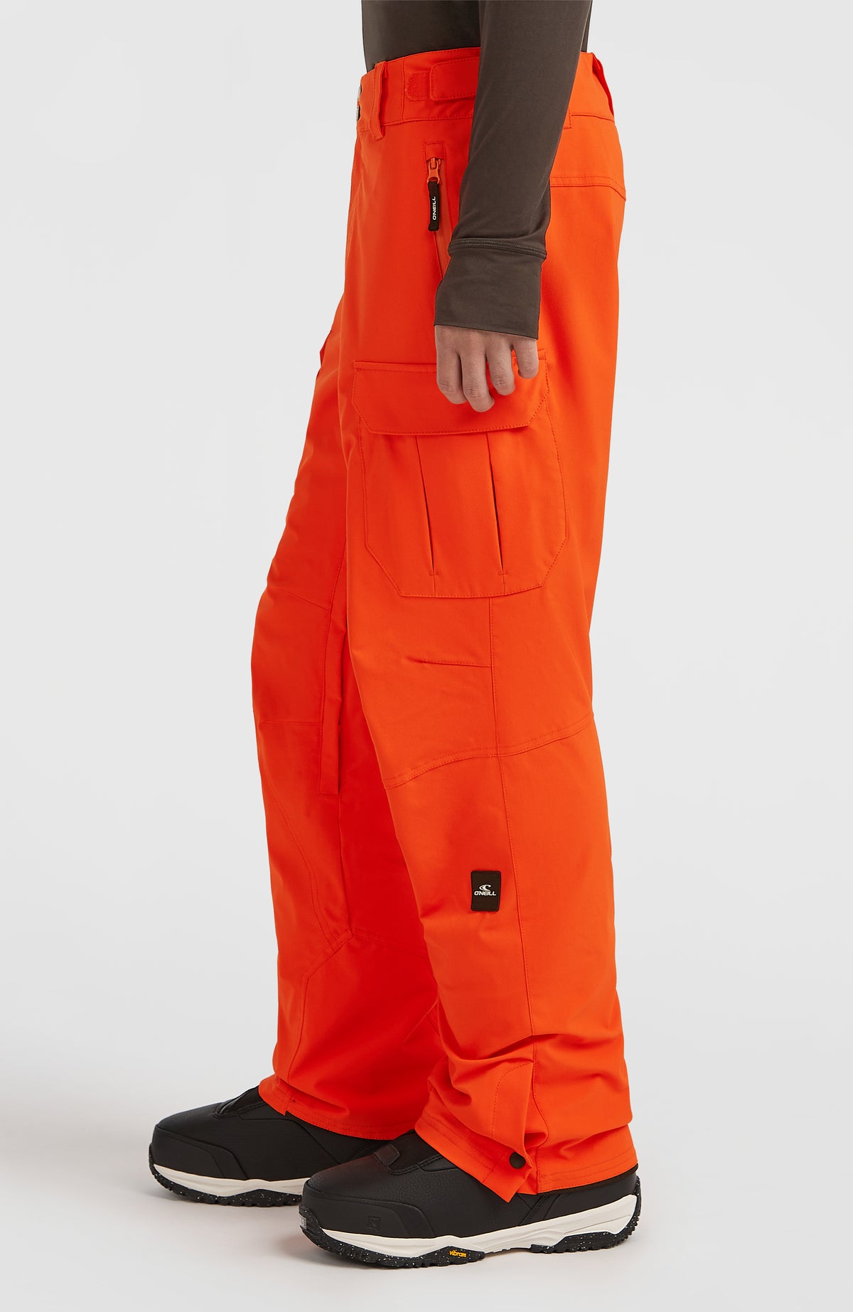 FWC'Peak Cargo-Skihose für Herren, rot, Seitenansicht am Model mit aufgesetzter Beintasche