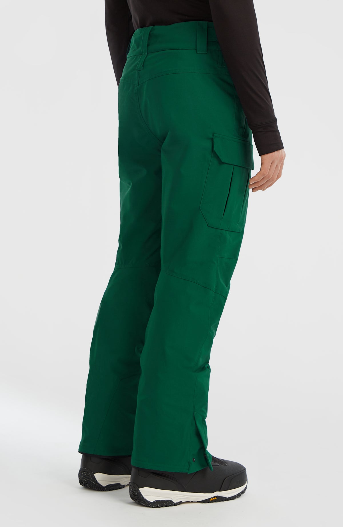 FWC'Peak Cargo-Skihose für Herren, grün, Rückansicht von schräg hinten getragen am Model mit Gürtelschlaufen