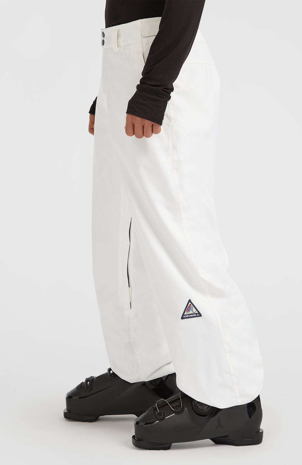 FWC'Play Ski- und Snowboardhose für Herren, weiß, Seitenansicht am Model mit Logo-Patch am Hosenbein