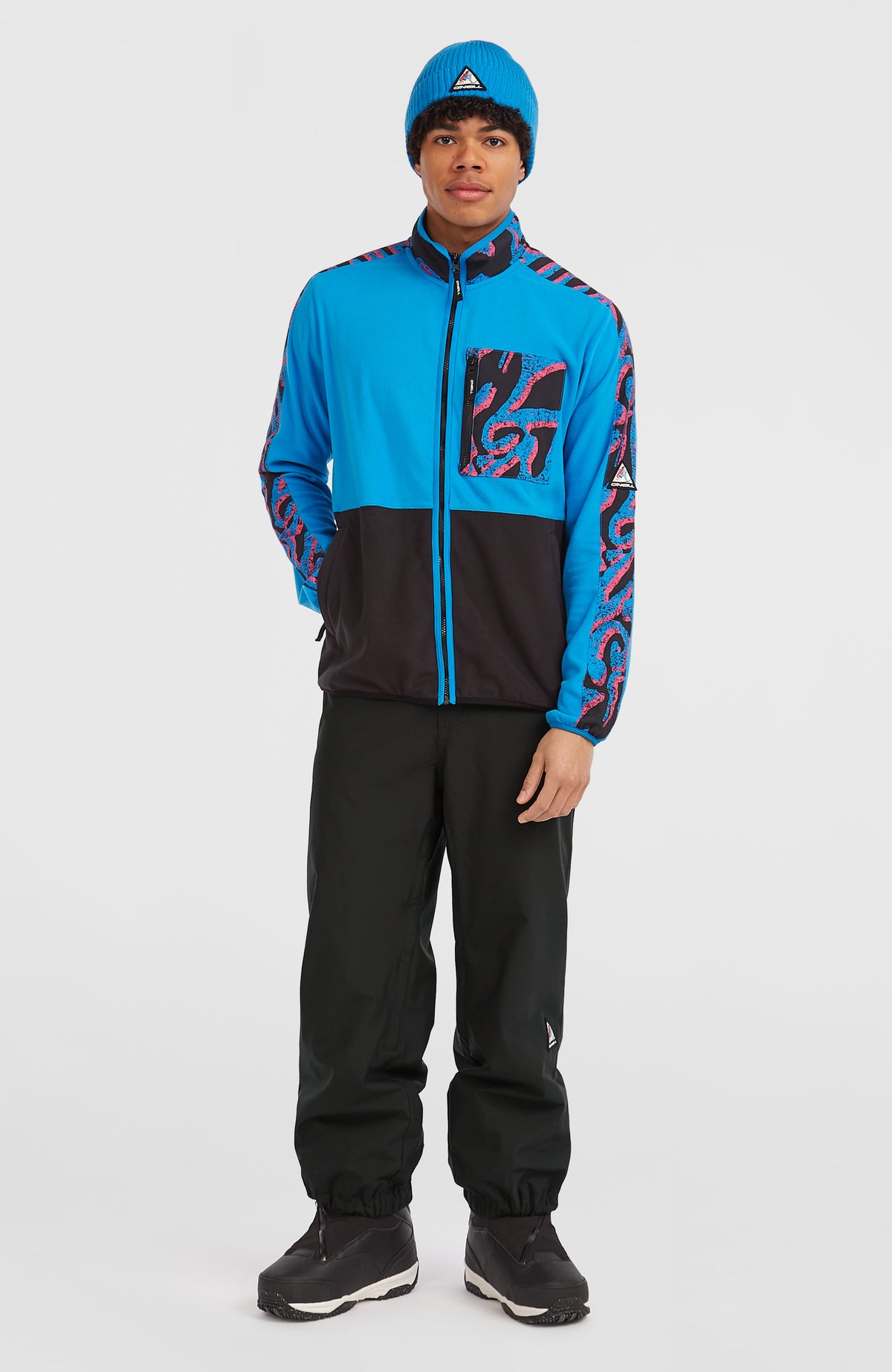 FWC'Play Ski- und Snowboardhose für Herren, schwarz, Ganzkörperansicht getragen am Model mit Fleecejacke
