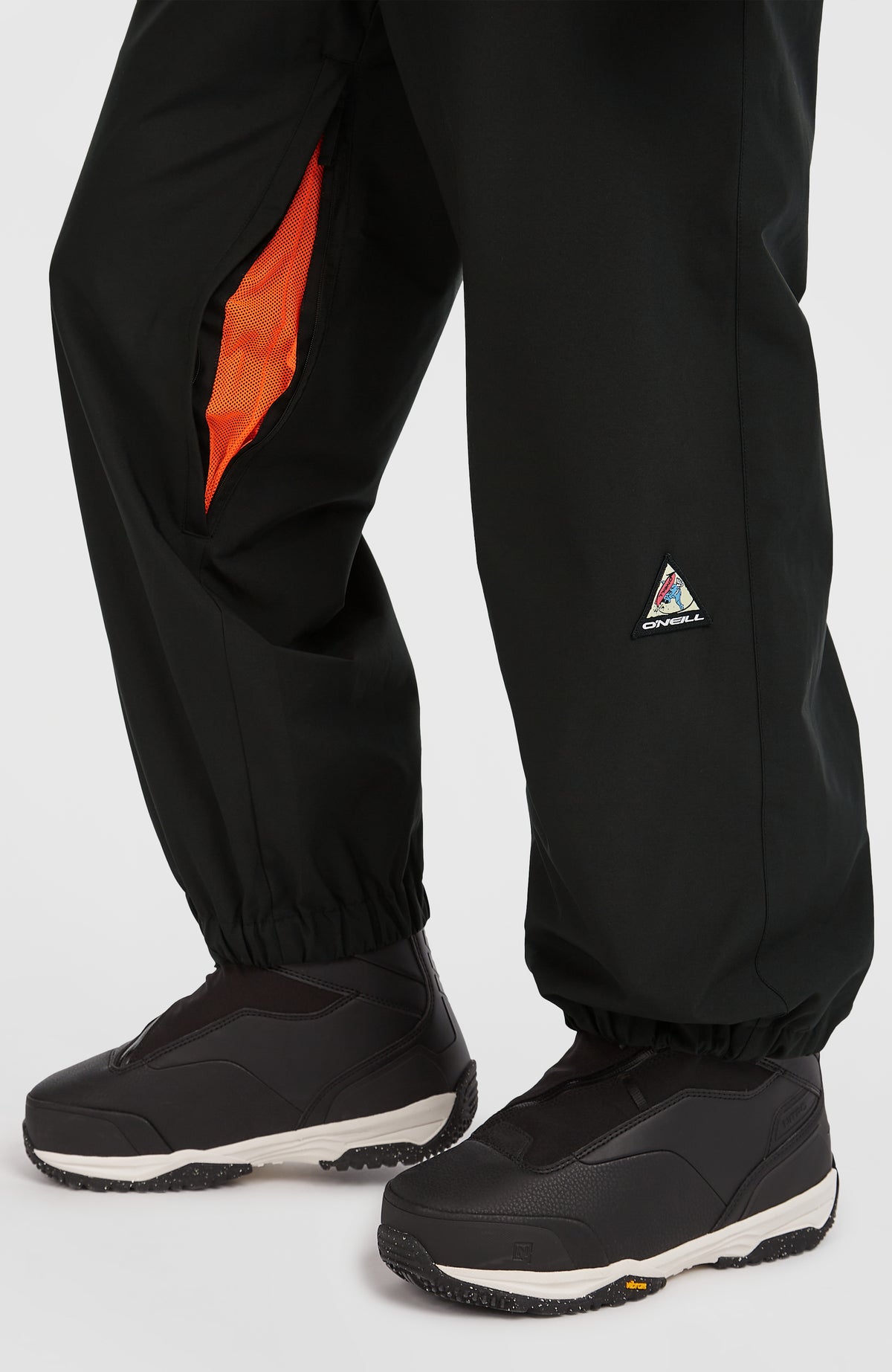 Schwarze FWC'Play Ski- und Snowboardhose, Nahaufnahme am Model mit geöffnetem Belüftungsreißverschluss