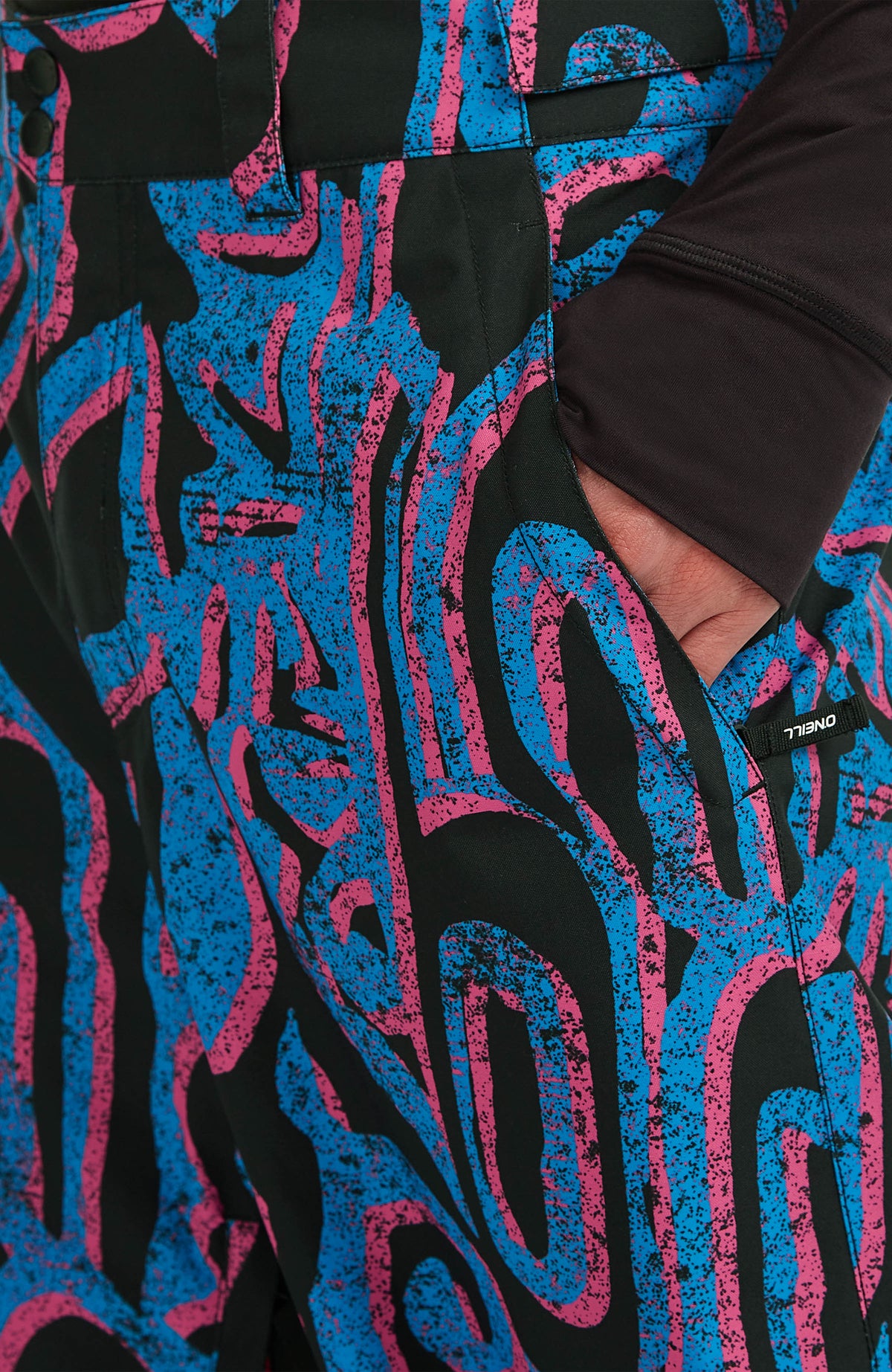 FWC'Play Ski- und Snowboardhose, pink mit Grafikmuster in Blau und Schwarz, Nahaufnahme der Seitentasche