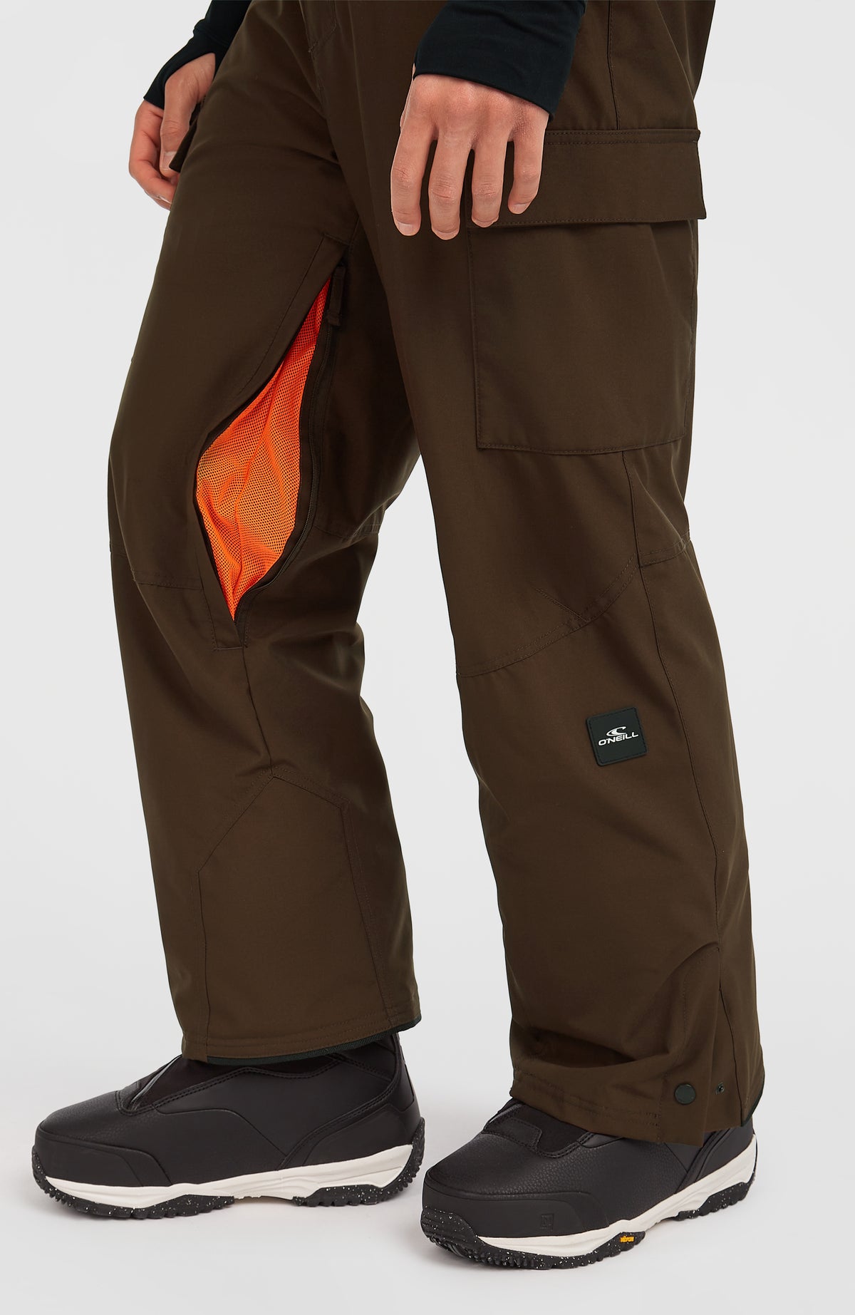 FWC'Cruz Cargo-Skihose, braun, Nahaufnahme des Belüftungsreißverschlusses mit orangem Mesh