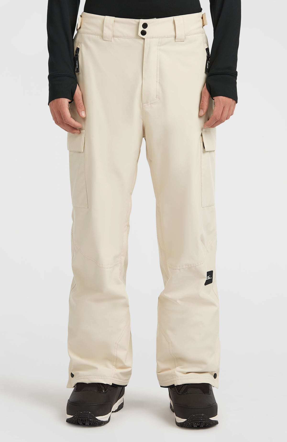 O'Neill FWC'Cruz Cargo-Skihose für Herren, beige, Vorderansicht am Model mit Bund, Reißverschlusstaschen und Cargotaschen