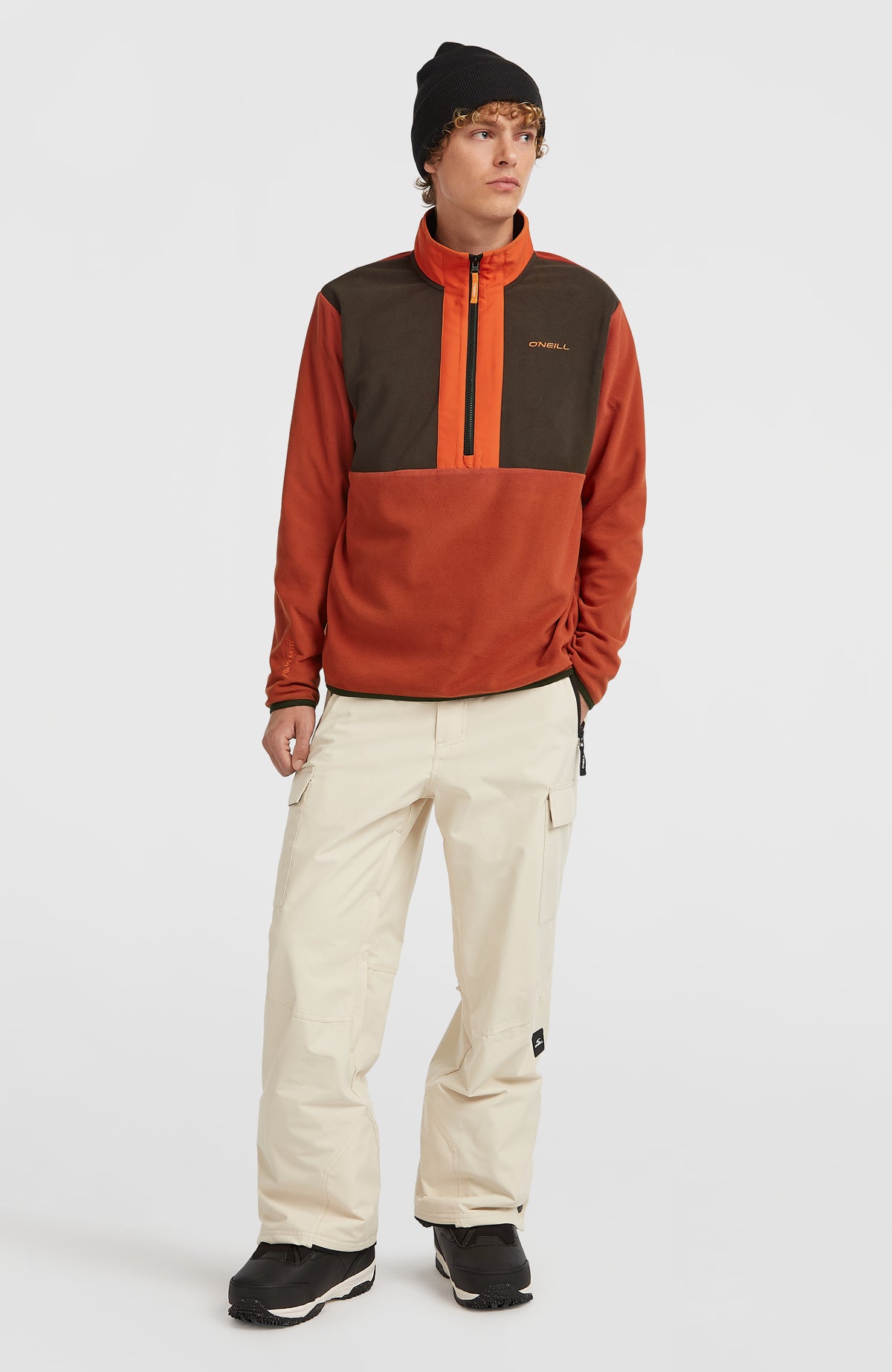 FWC'Cruz Cargo-Skihose für Herren, beige, getragen am Model in Ganzkörperansicht in Kombination mit Fleecepullover